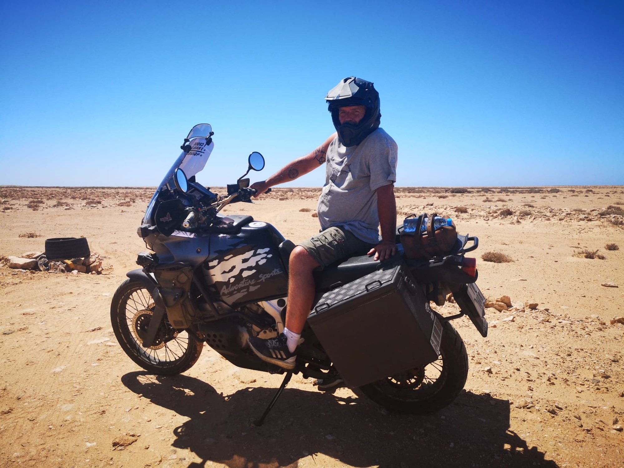 Motorsykkel i ørken