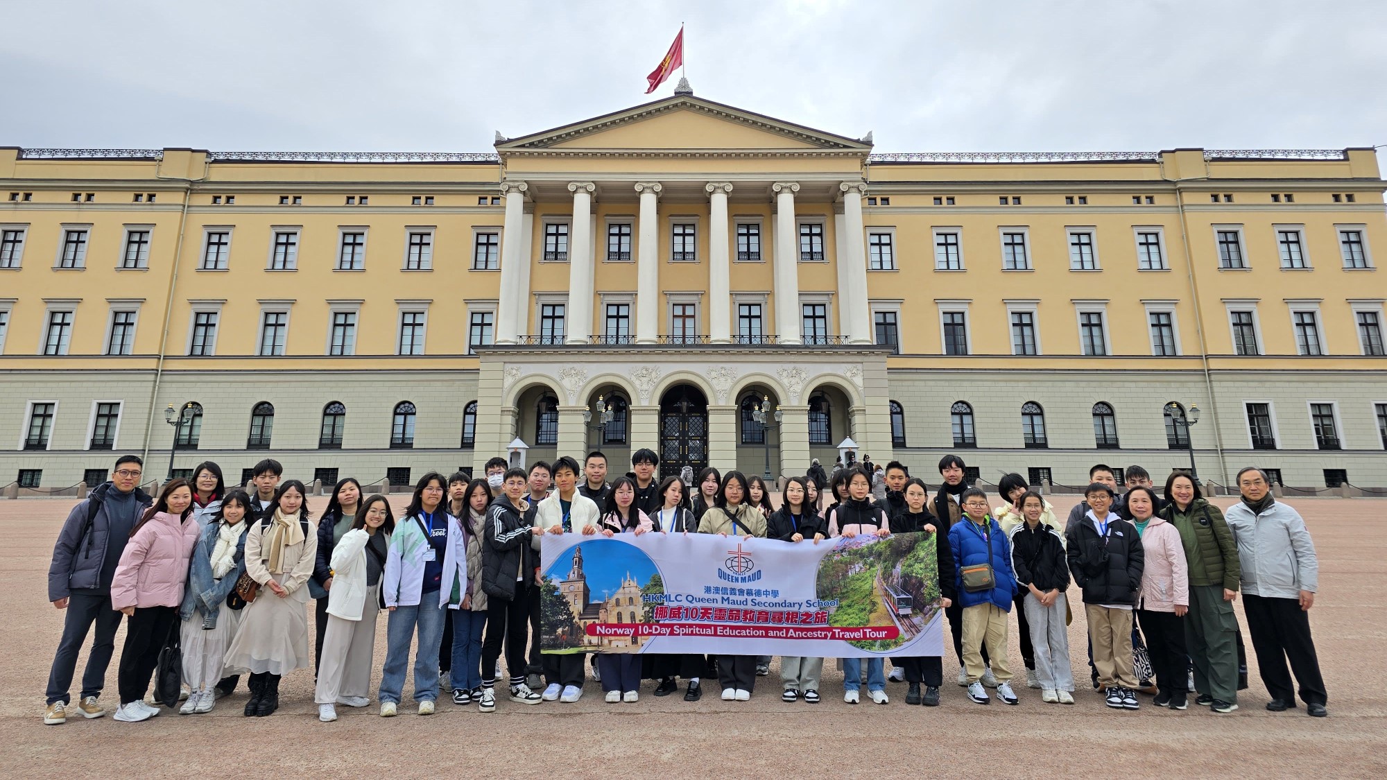 Gjengen fra Hongkong foran slottet i Oslo