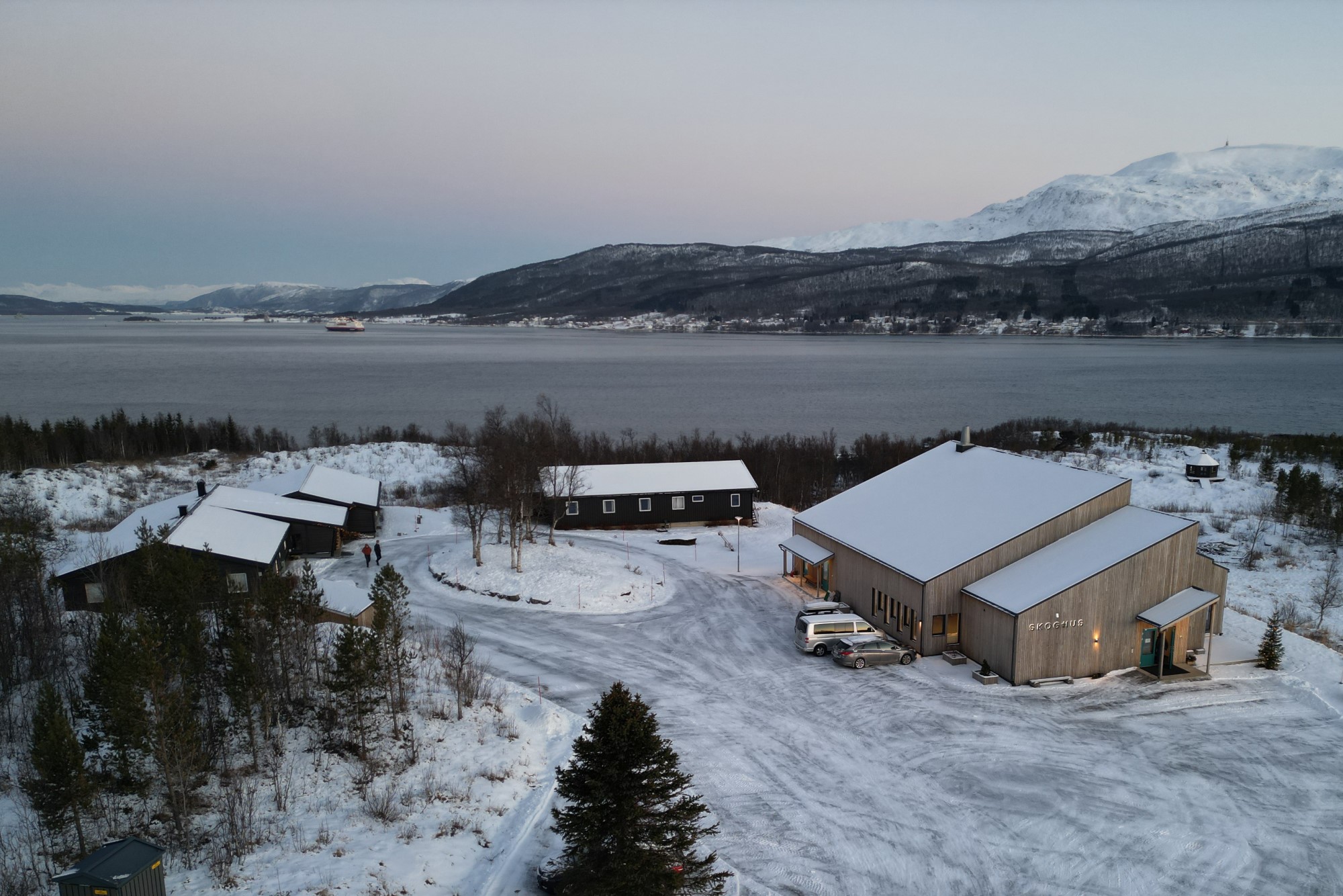 Dronebilde av Skoghus leirsted med Gisundet i bakgrunn