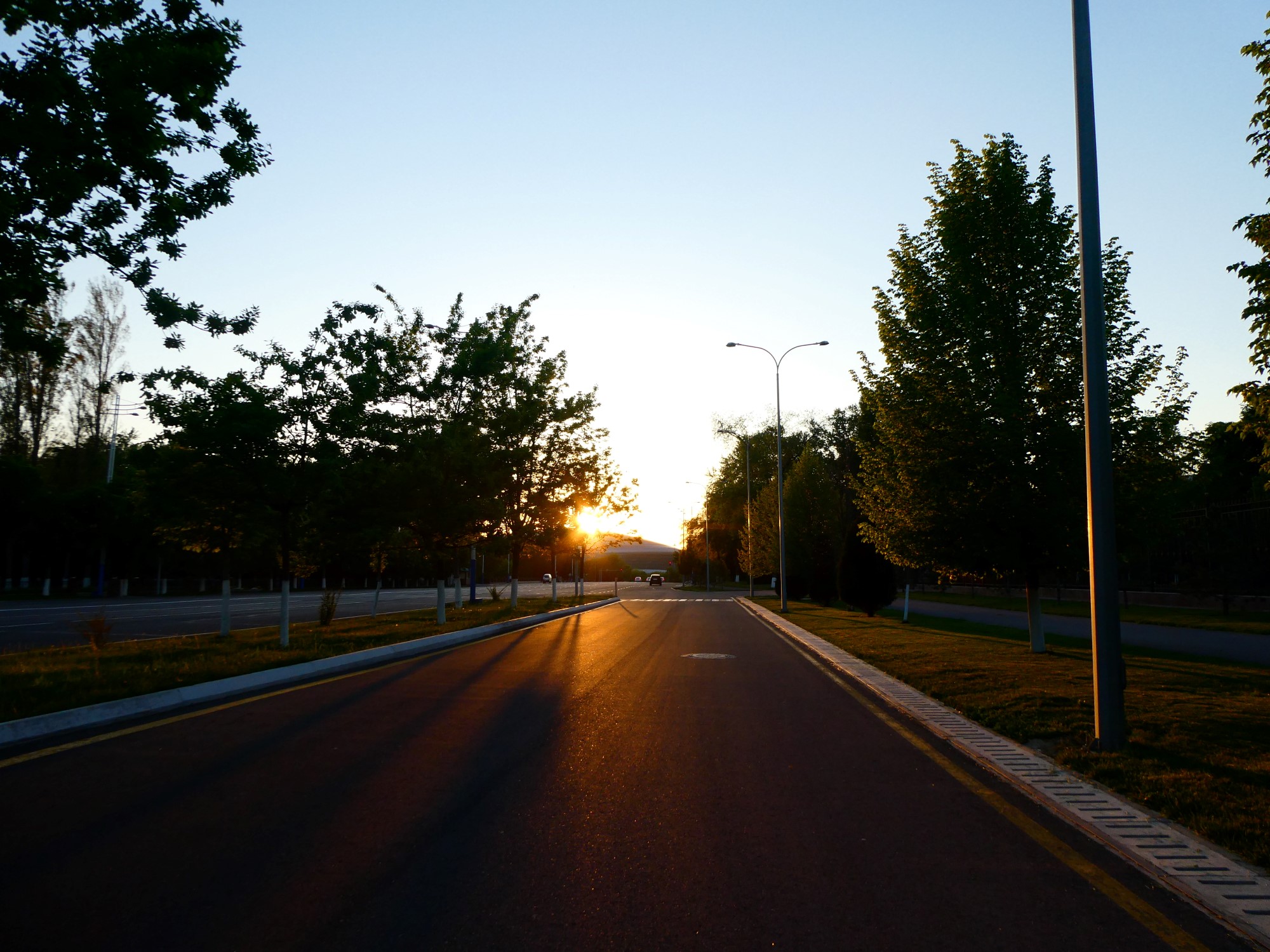 Solnedgang i en bilvei