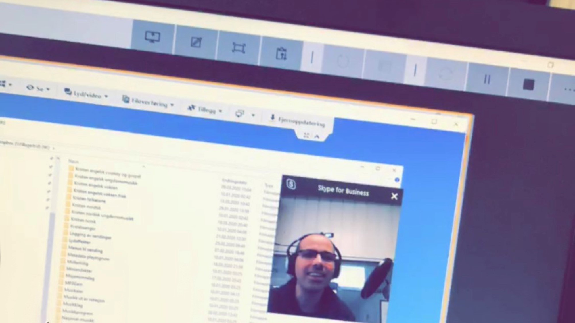 Dataskjerm med skype