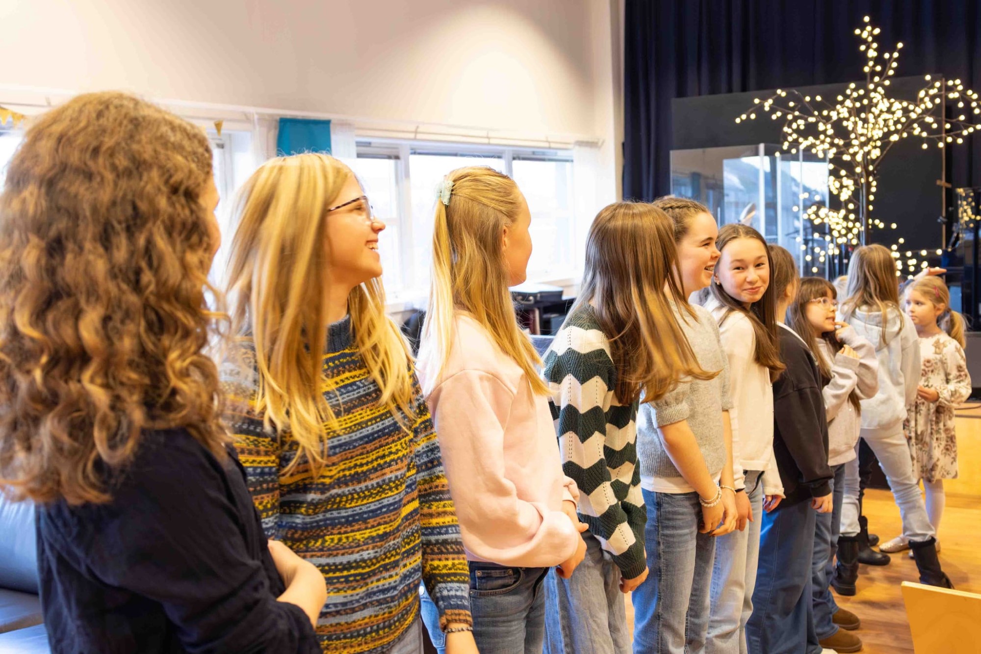 Bildet viser barn som står på rekke