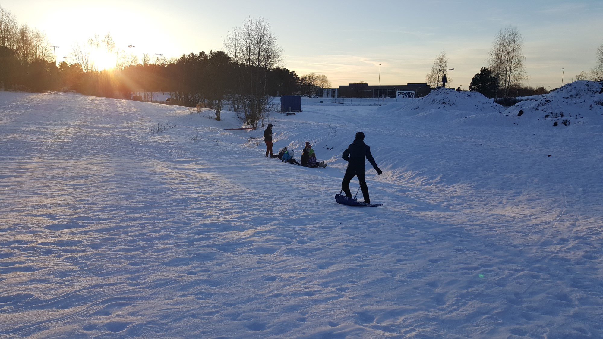 Barn i akebakke