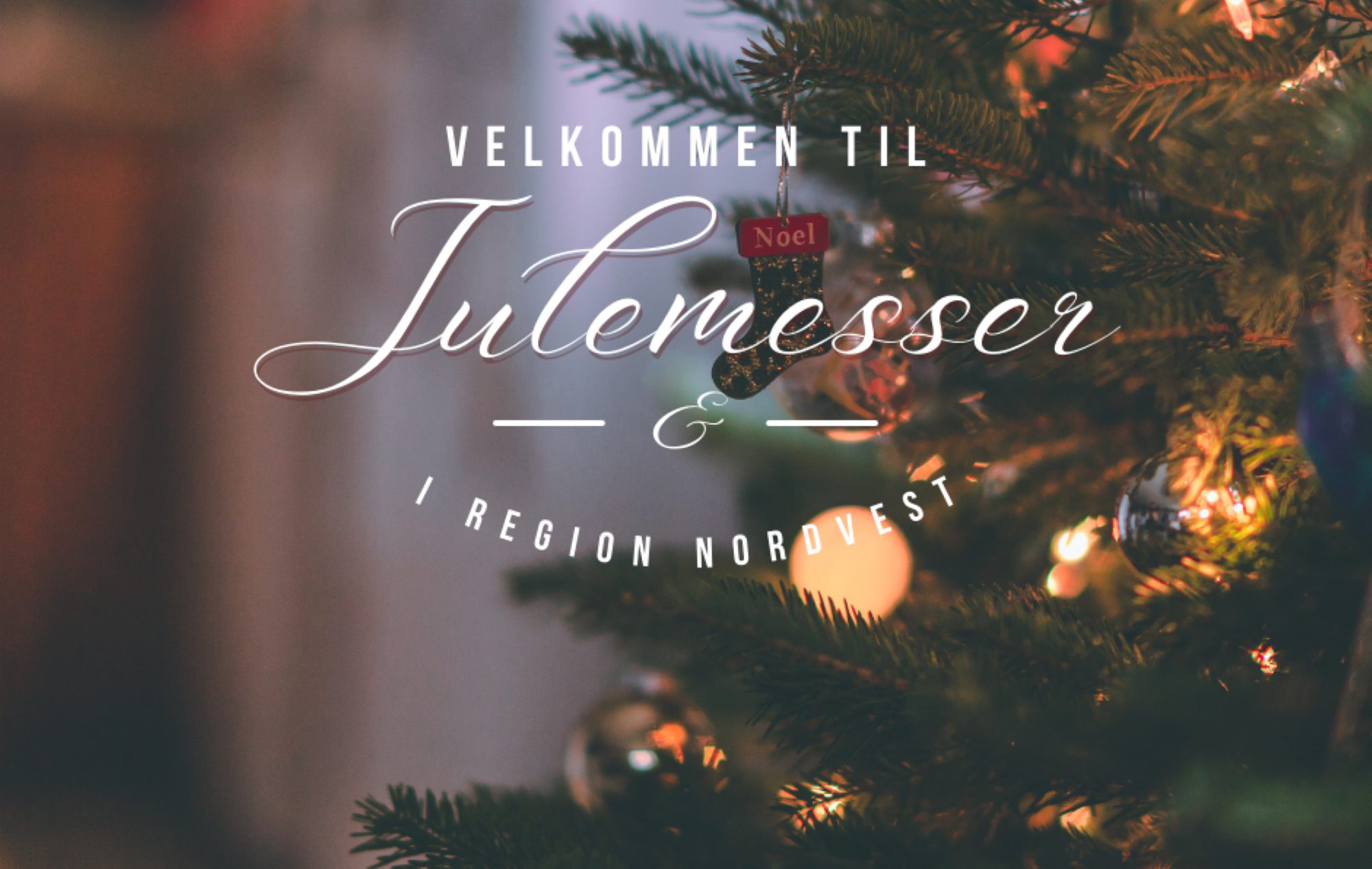 Bildet viser et uskarpt juletre med teksten "Velkommen til Julemesser i region nordvest" skrevet på