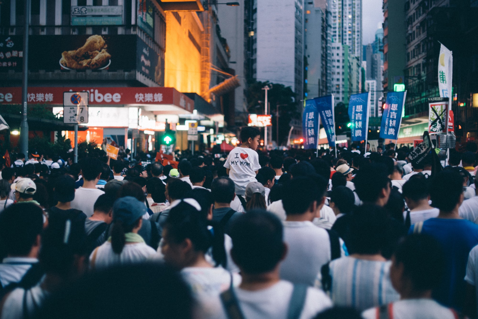 Gatebilde fra demonstrasjonene i Hongkong