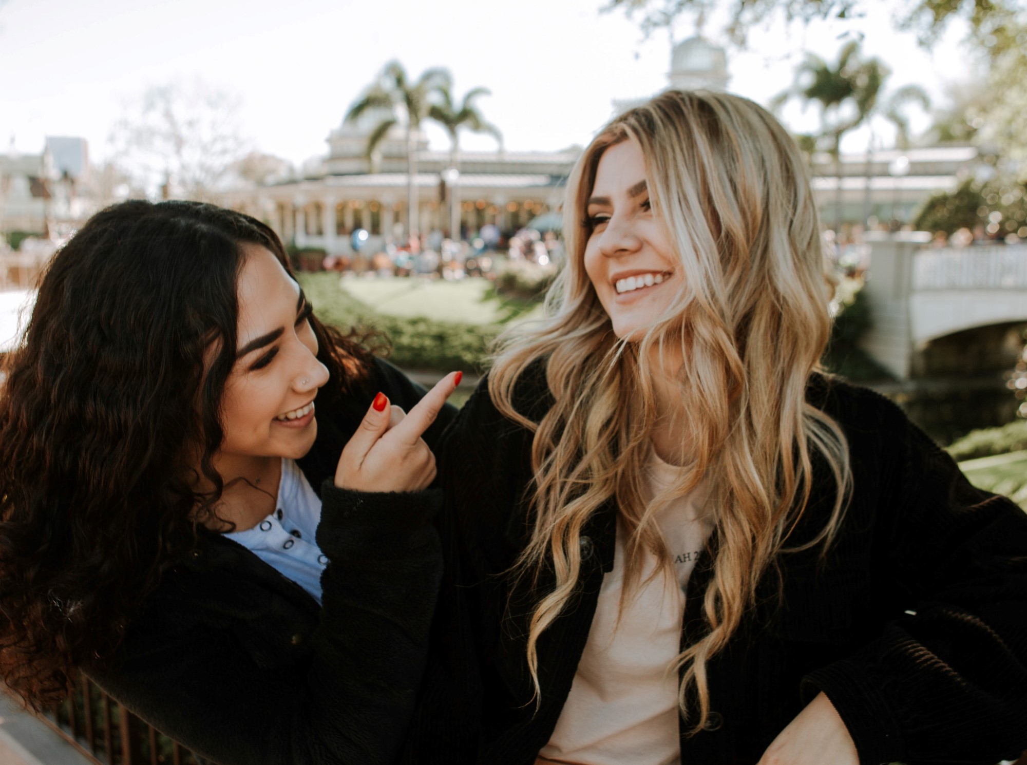 To jenter som prater sammen i en park