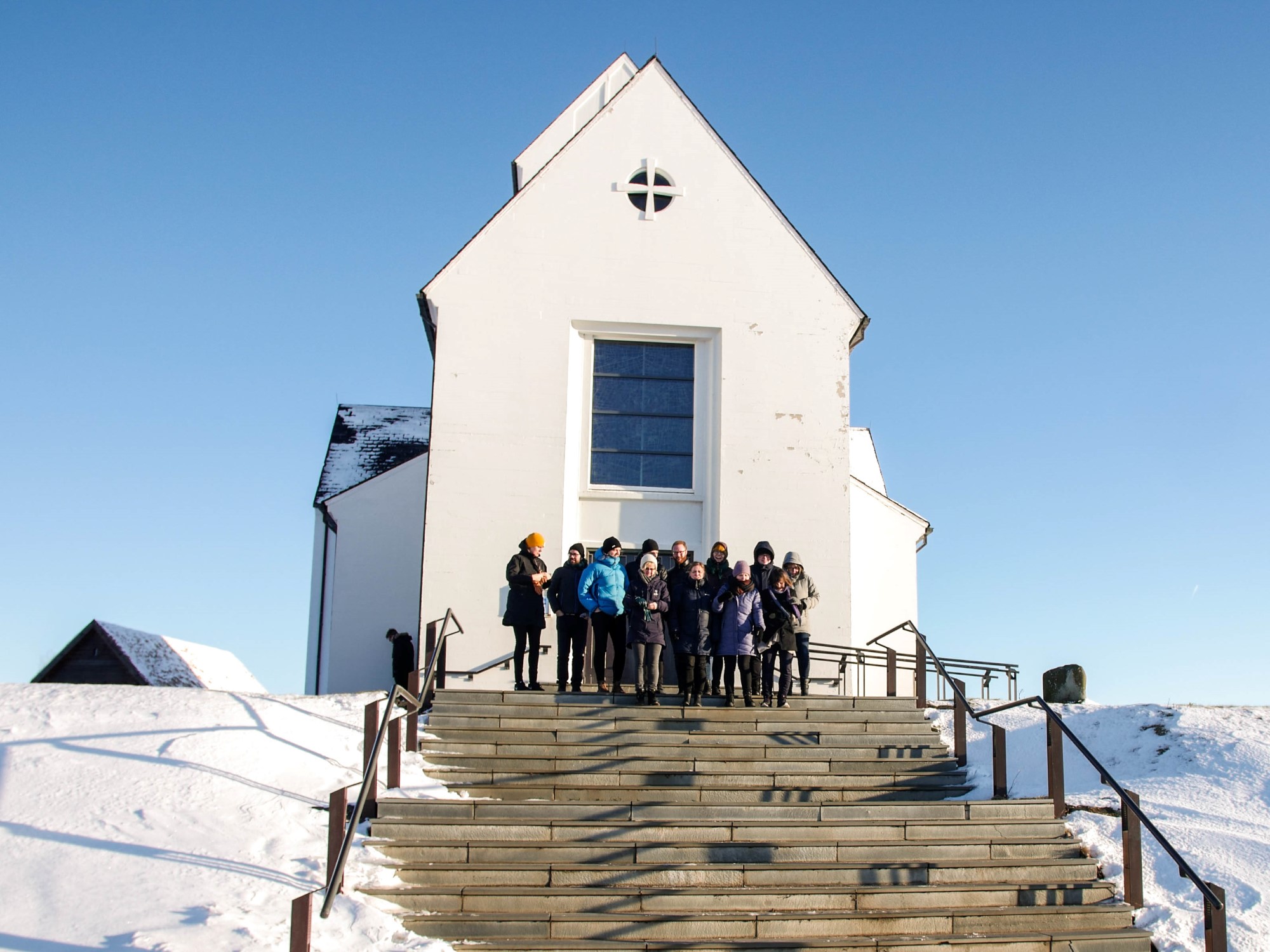 Islandsk kirke i solskinn