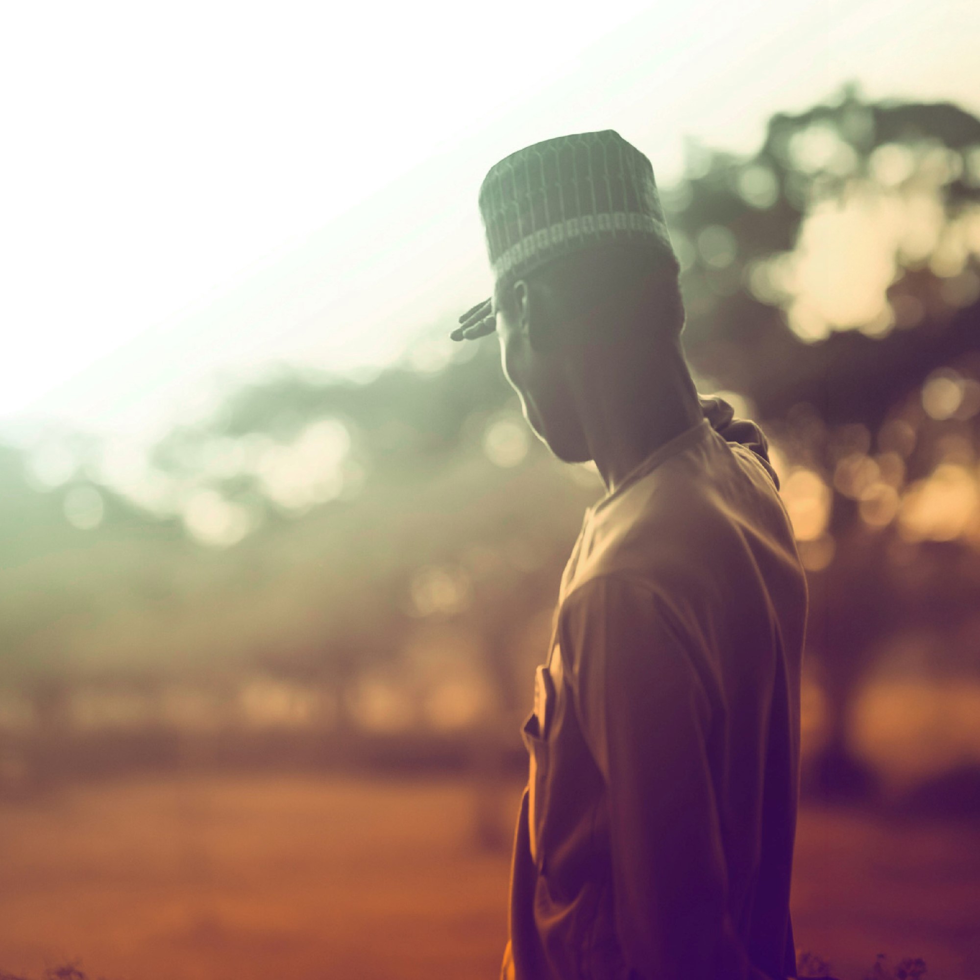 Afrikansk mann speider mot horisonten