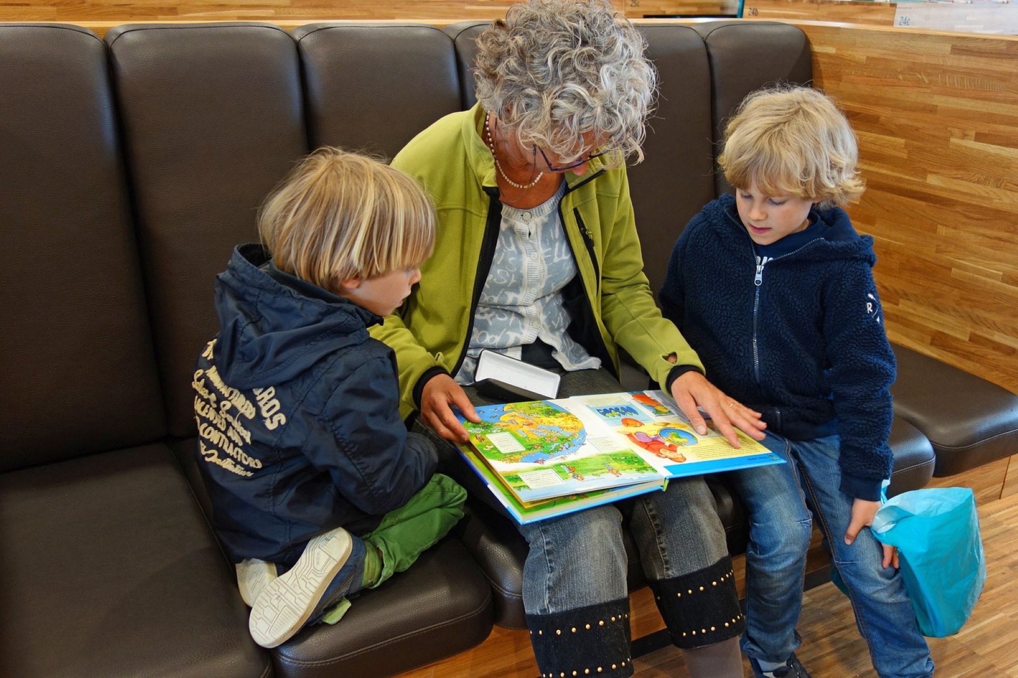 Bestemor leser for barnebarna