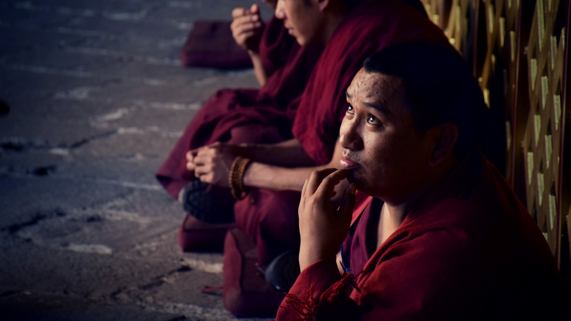 Buddhistisk munk ser tankefull ut i luften