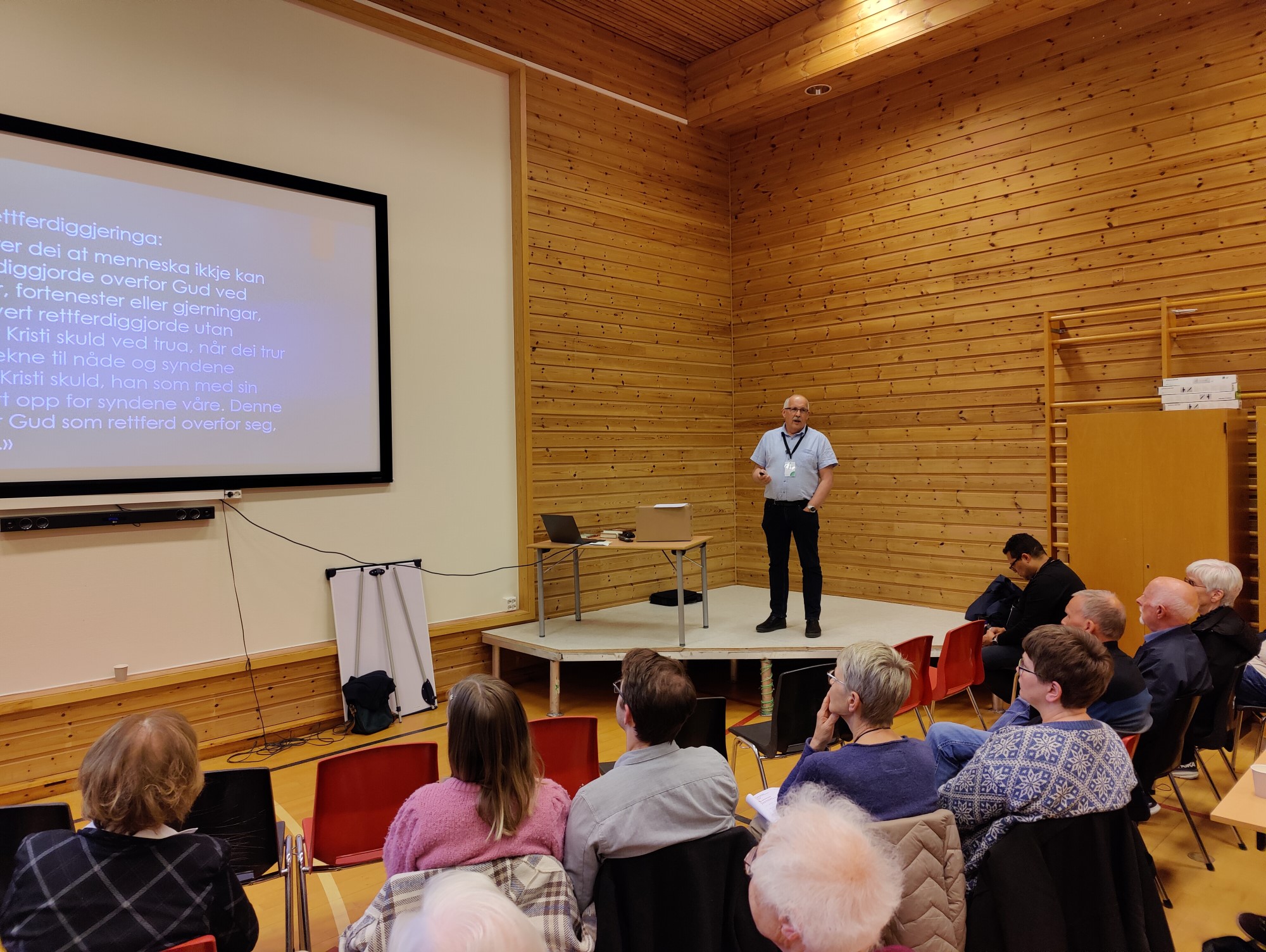 Bildet viser Lars kjetil Emblem som holdt seminar om bekjennelssesskrifter