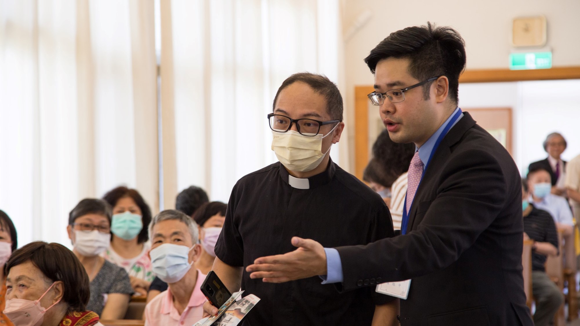 Evangelist Samuel Hsiang viser pastor Cheng til sin plass.