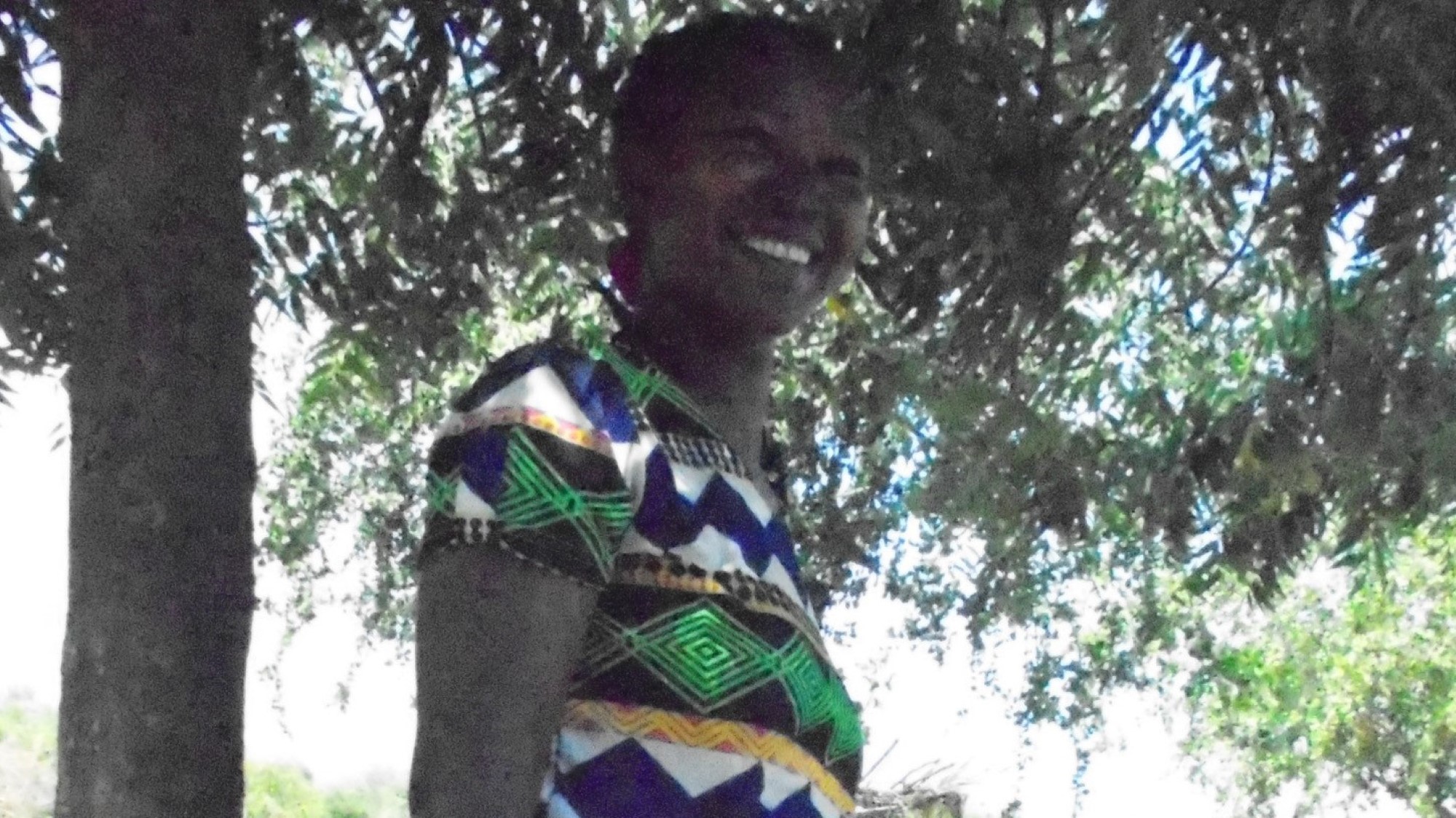 Ei etiopisk dame foran et tre