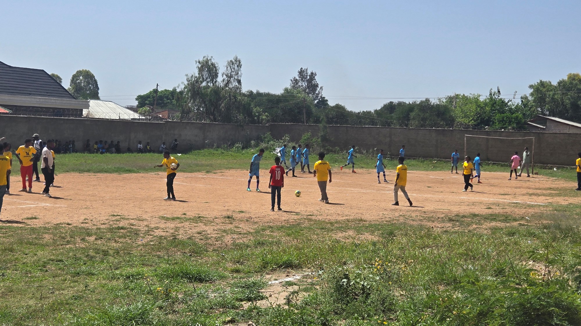 Ungdommer spiller fotball