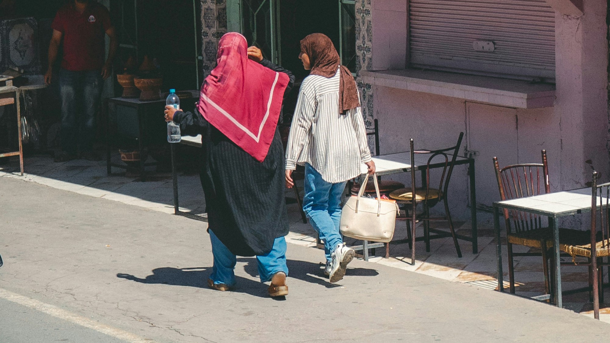 To venninner går på gaten i Nord-Afrika