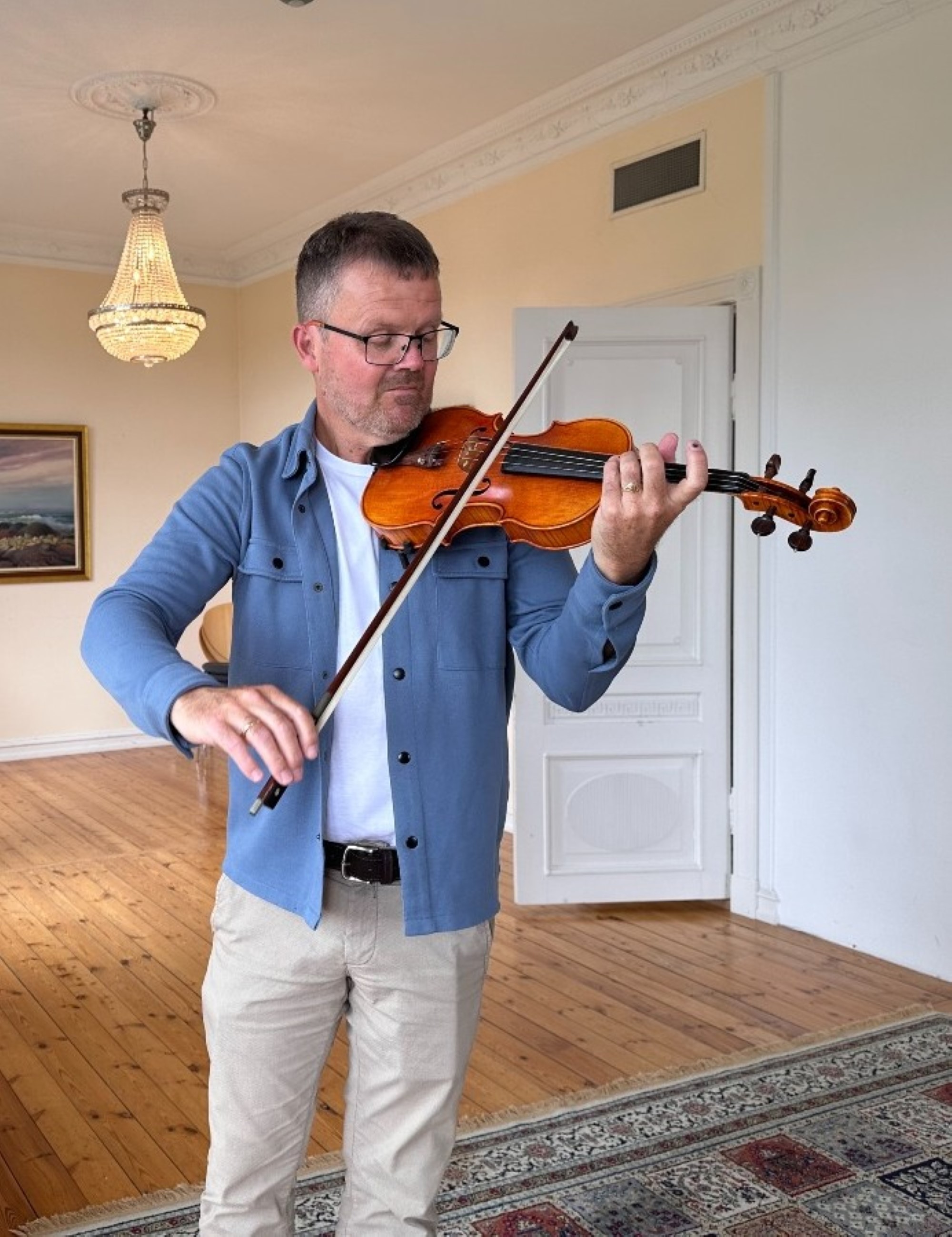 Jan Magne spelar violin