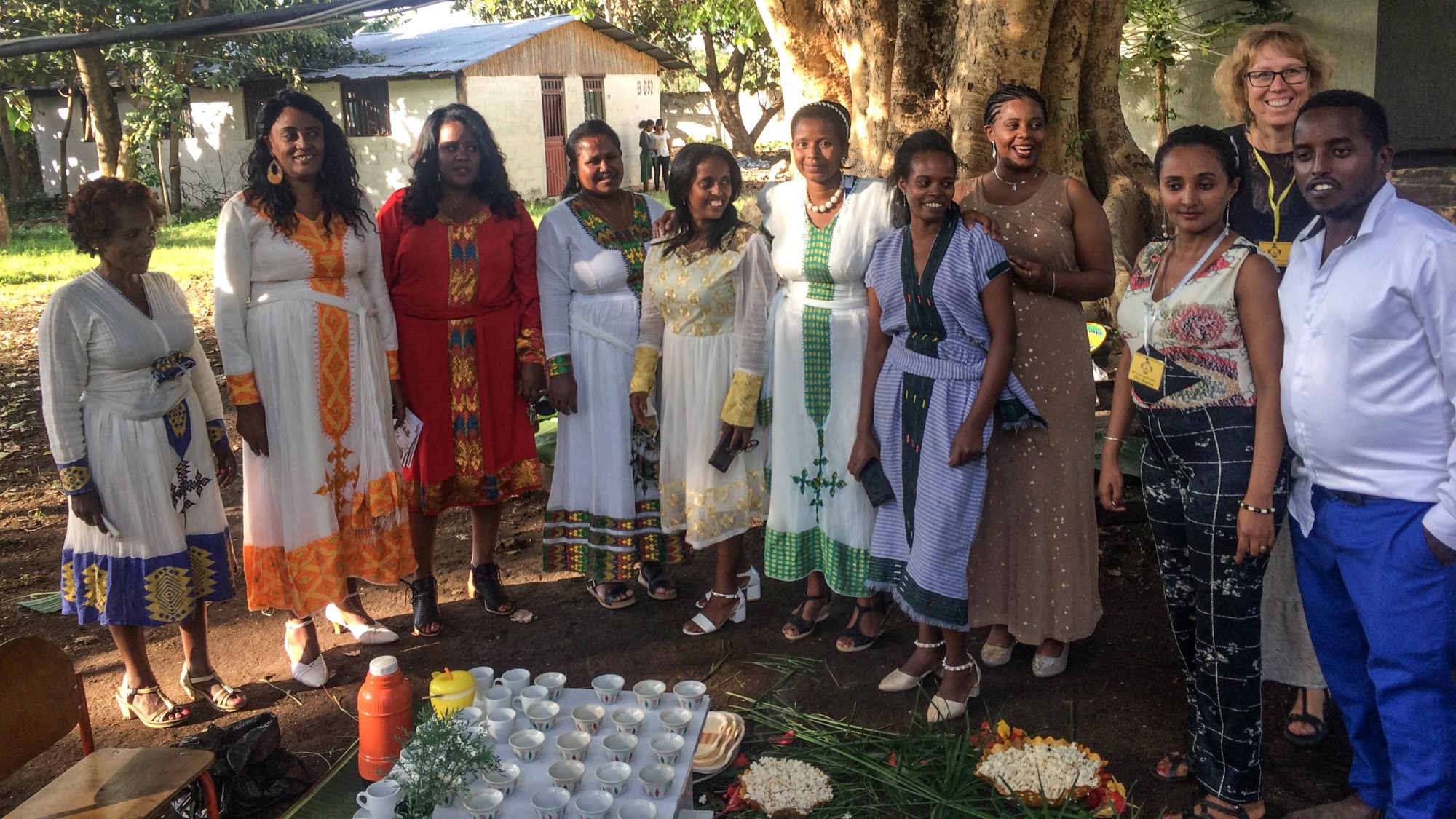 Kvinner i etiopiske festdrakter foran kaffeseremoni