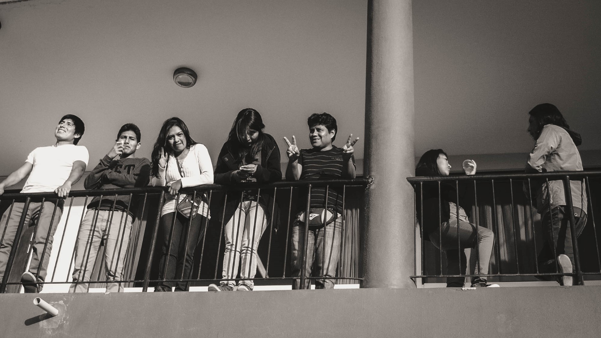 Ungdommer som står på en veranda i 2.etg.