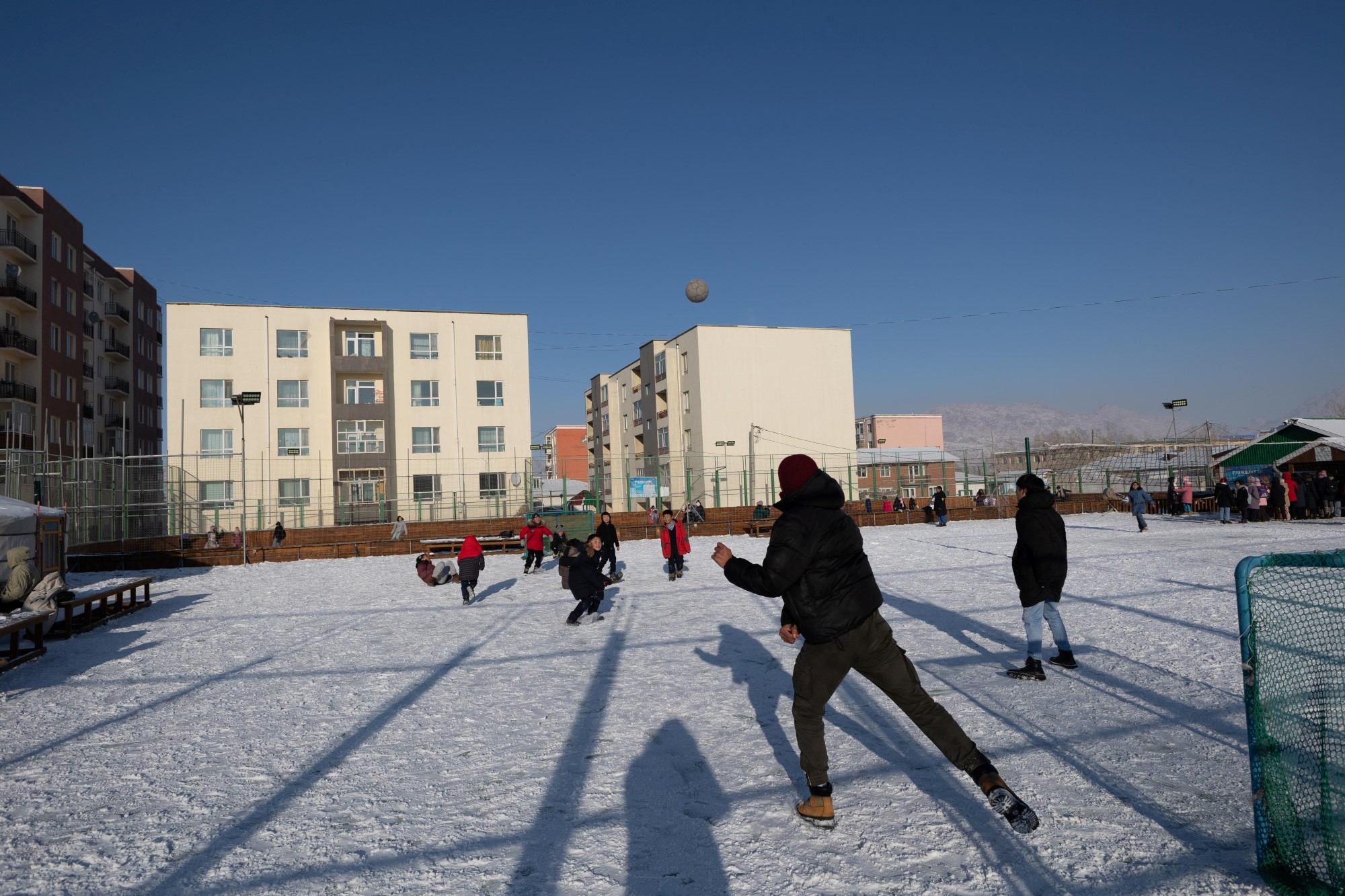 Barn og ungdom som spiller fotball i aktivitetsparken i Khovd, Mongolia.