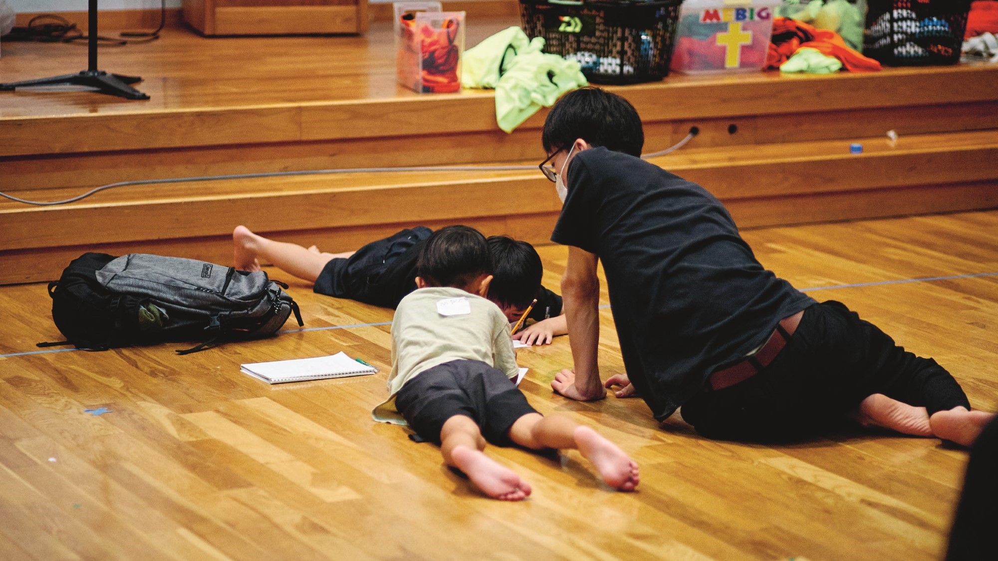 Far leker med et barn på kirkegulvet