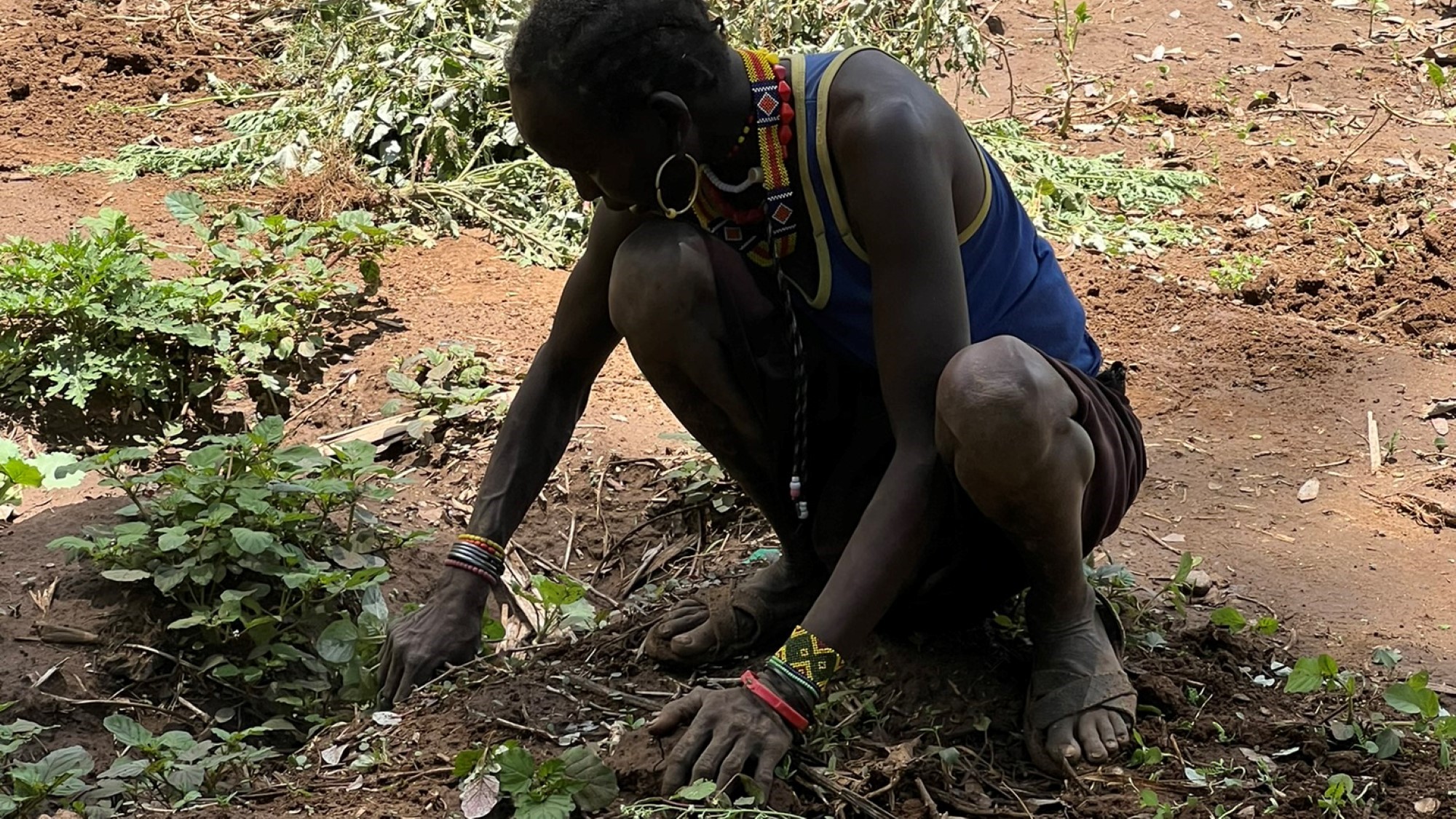 Mann arbeider i åker