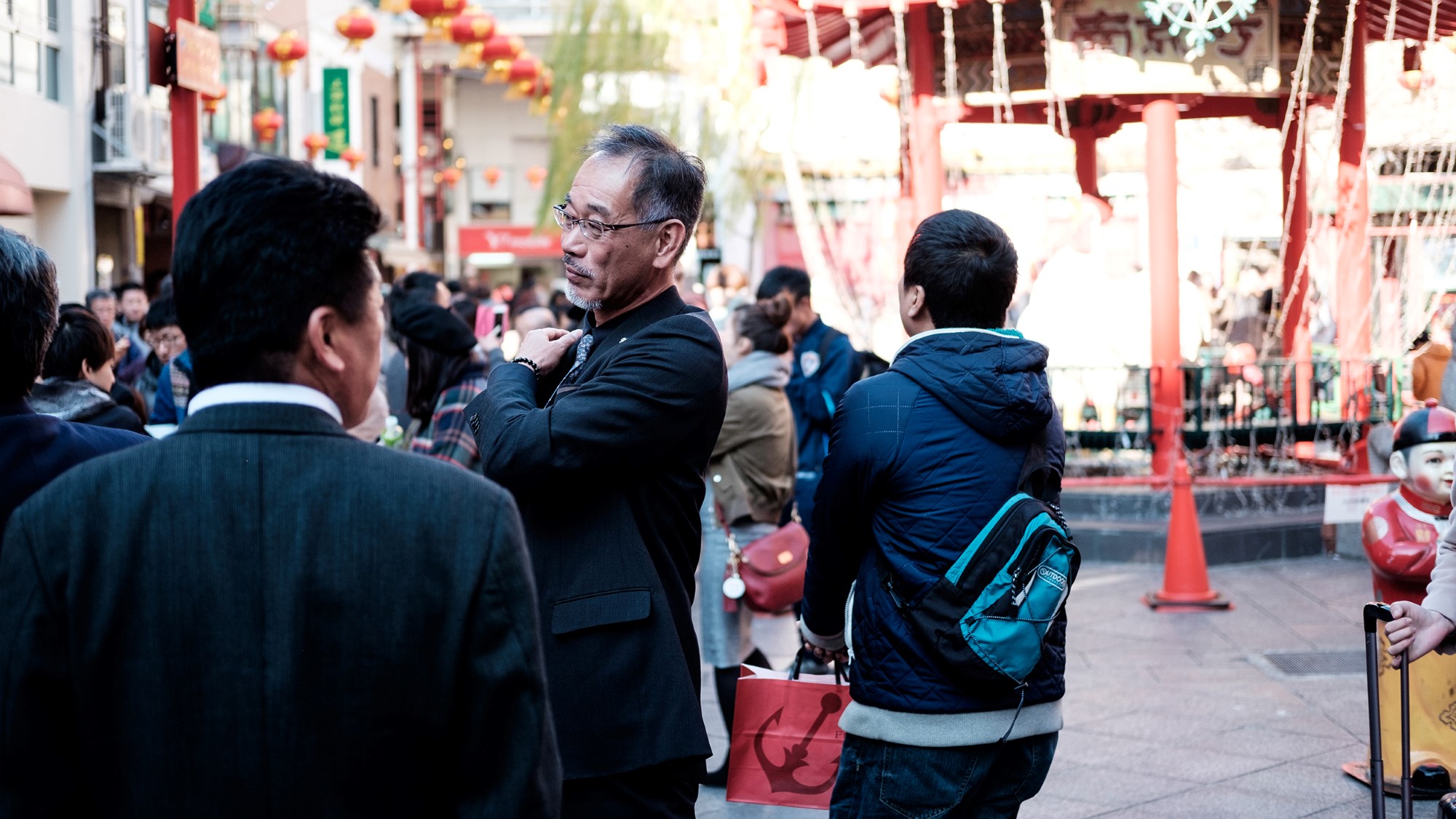 Forretningsmann i gate med tempel og religiøse lykter