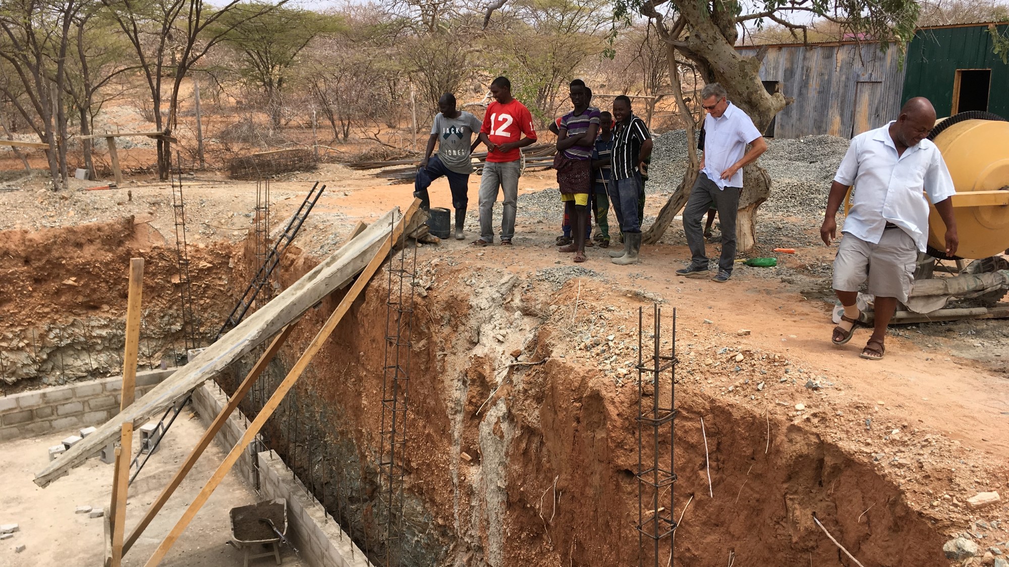 Menn som graver vannsisterne i en landsby i Kenya