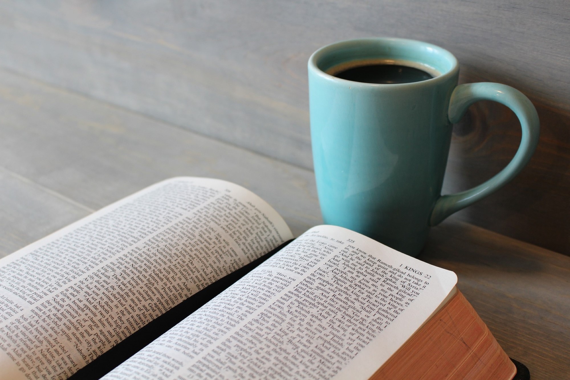 Bibel og kaffekopp