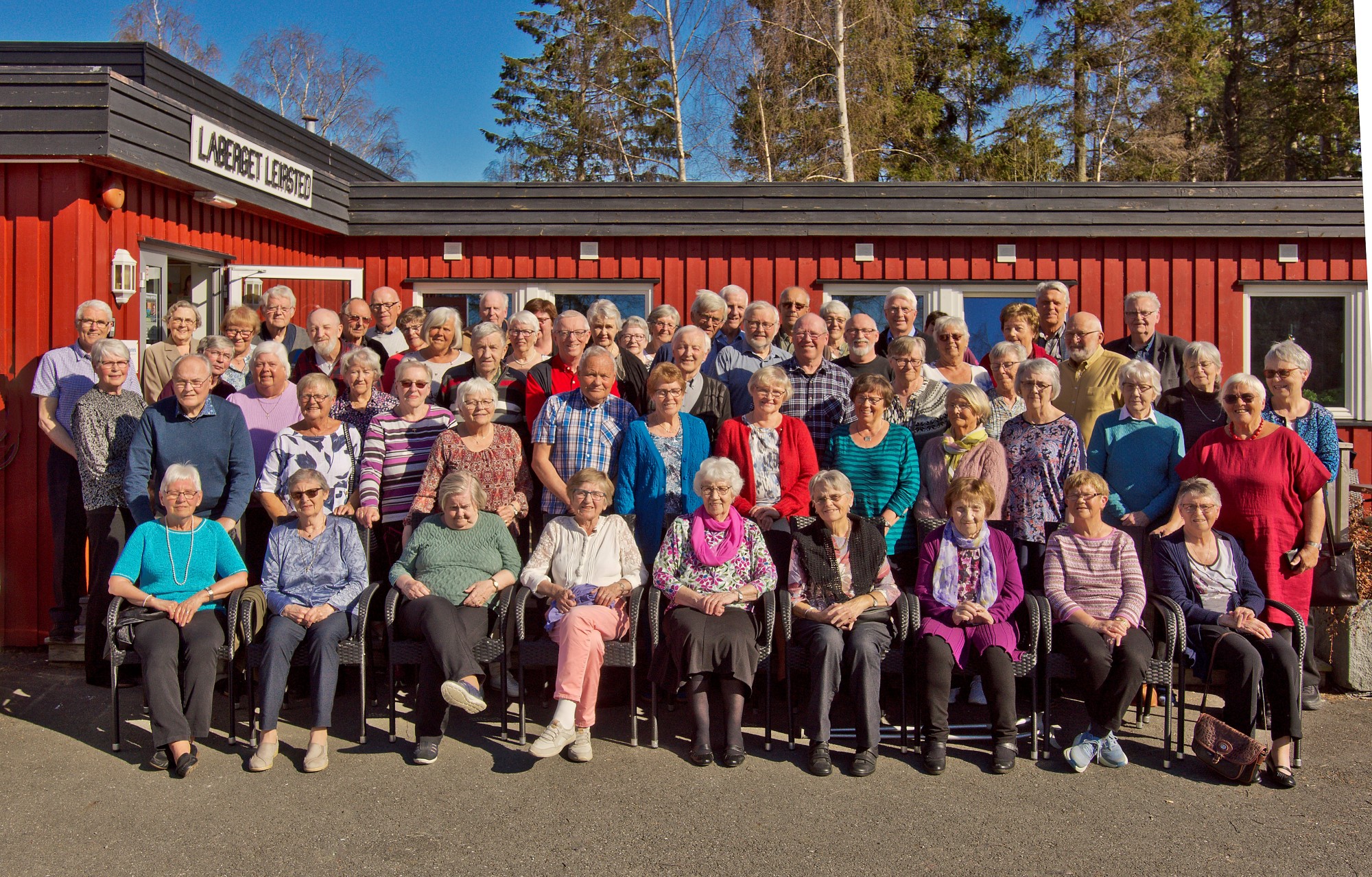 En gjeng glade deltakere på Vi over 60, utenfor Laberget leirsted.