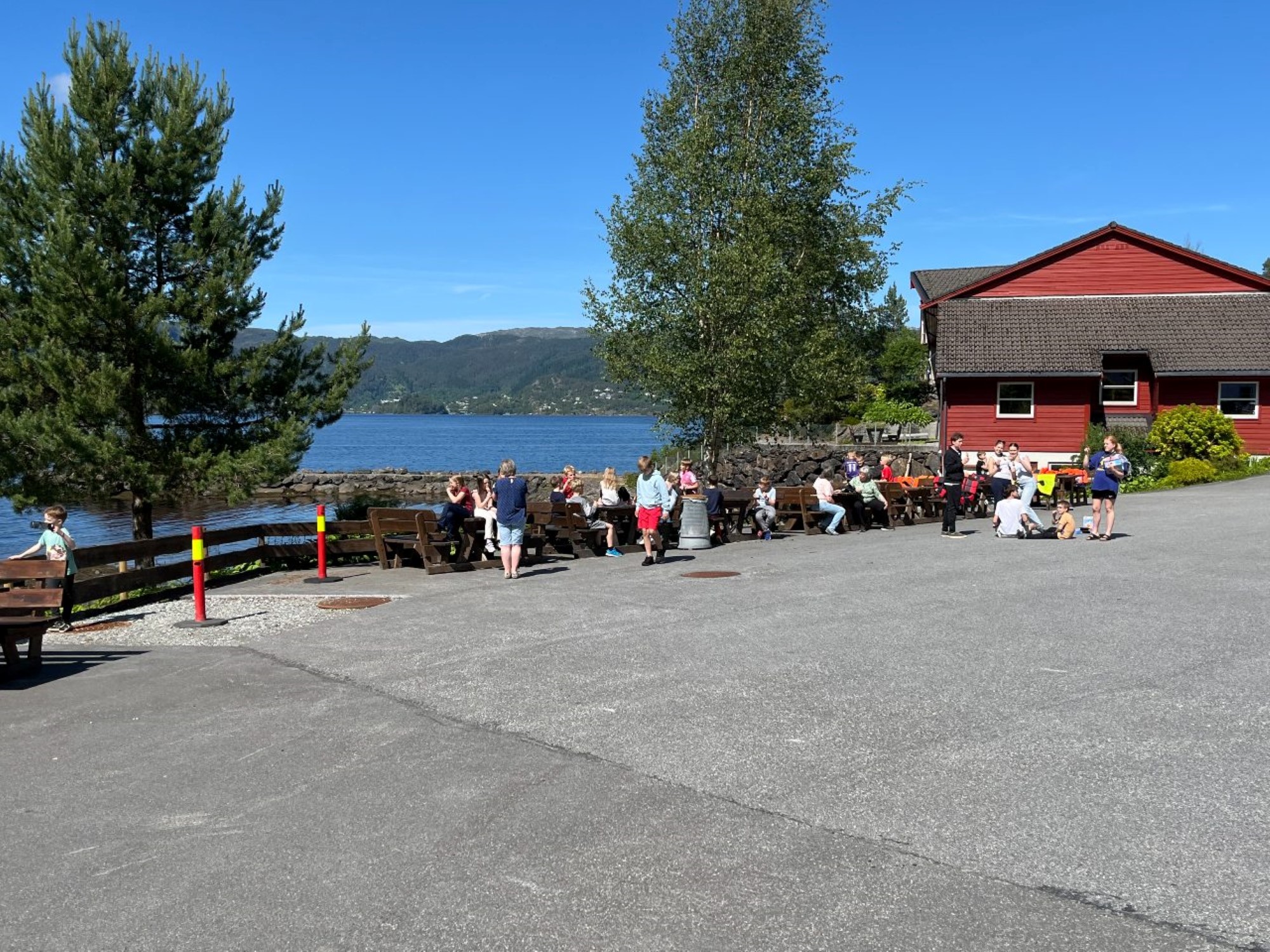 Barn i sola i Sætervika