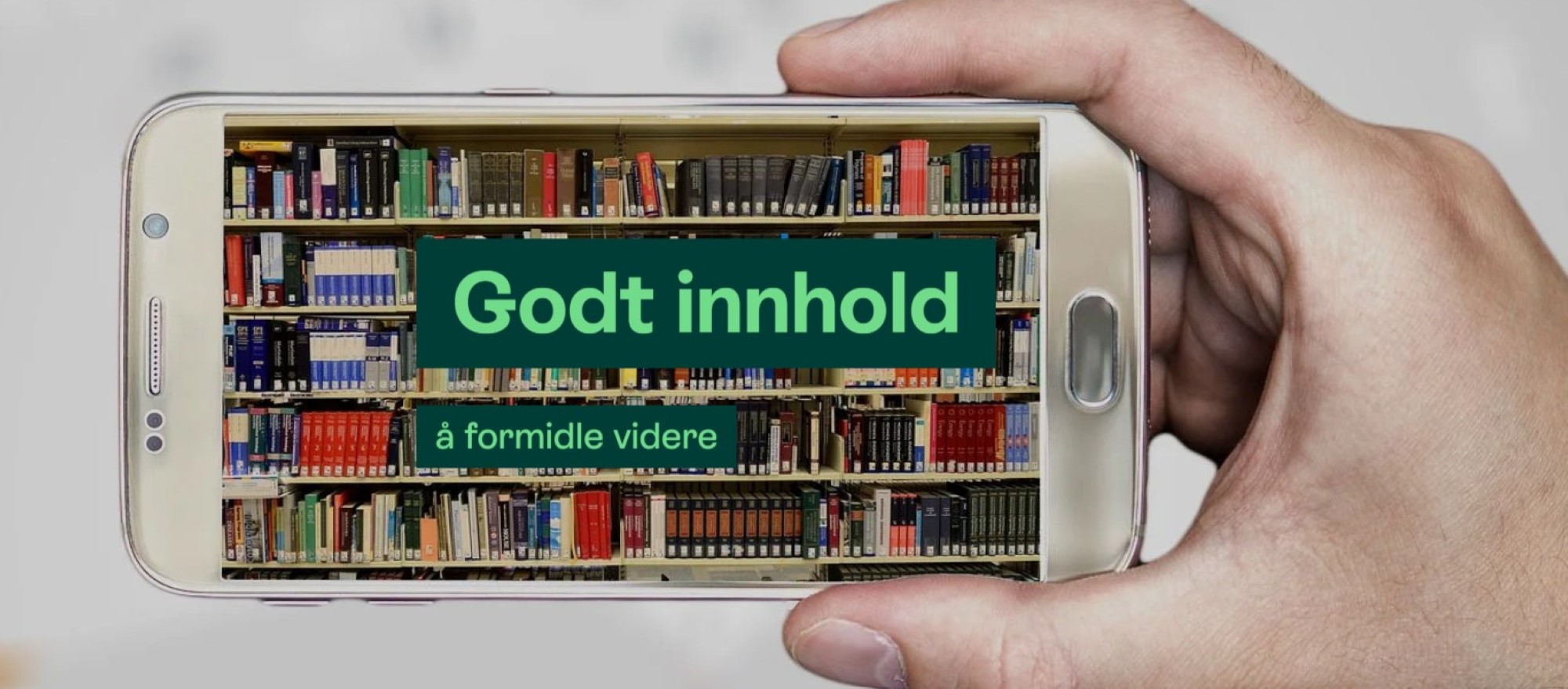 Hånd holder moboltelefon hvor det står: Godt innhold å formidle videre