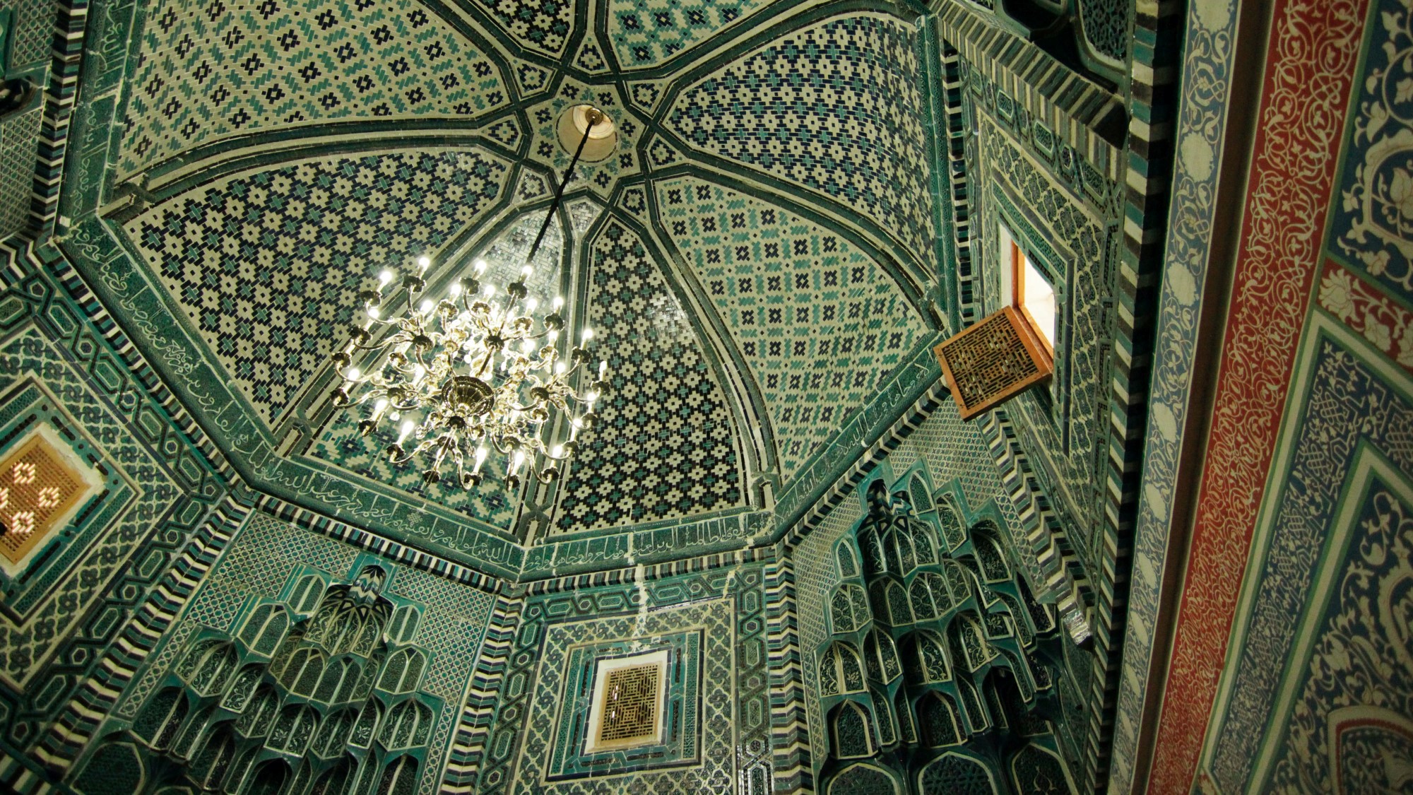 Flislagt grønt tak i moské