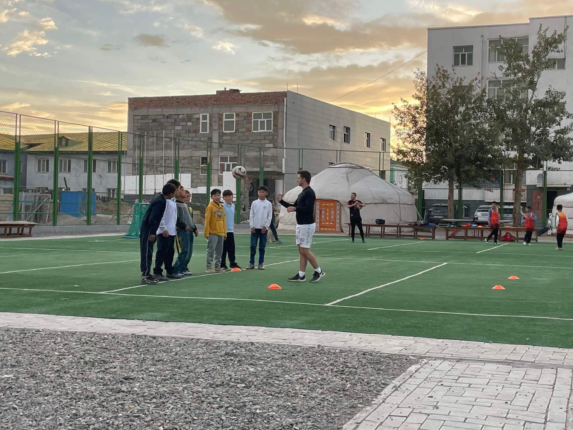 Fotballtrening med lokale gutter