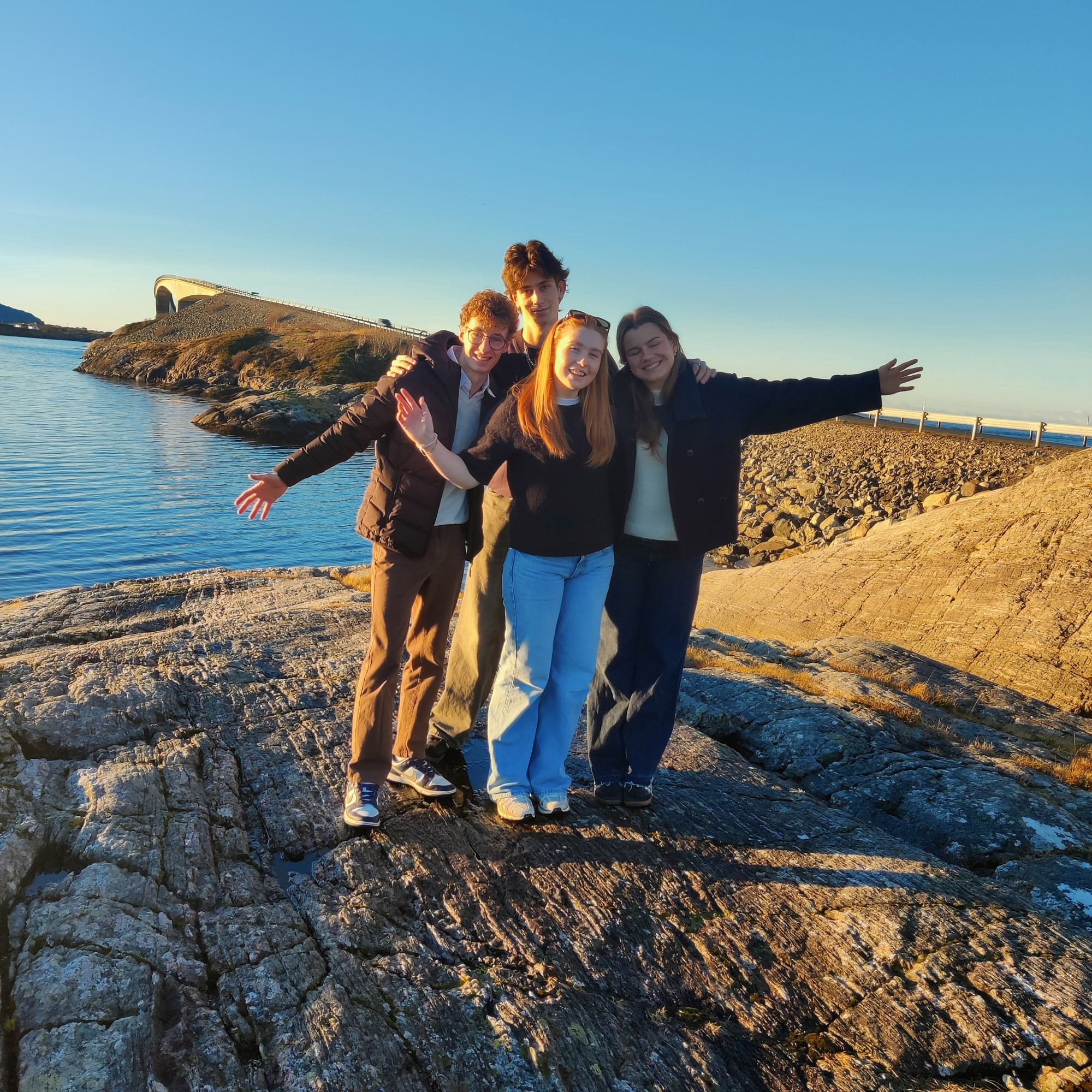 Bildet viser 4 ungdommer som står foran atlanterhavsveien