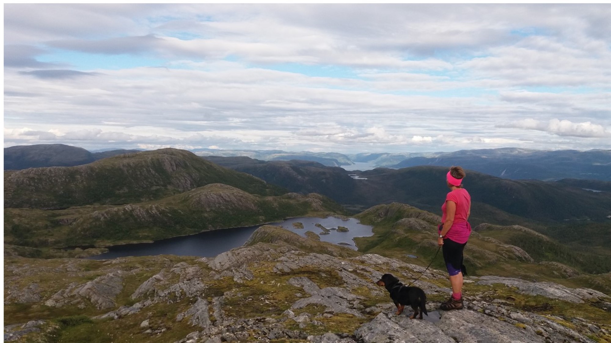 Dame på fjelltur