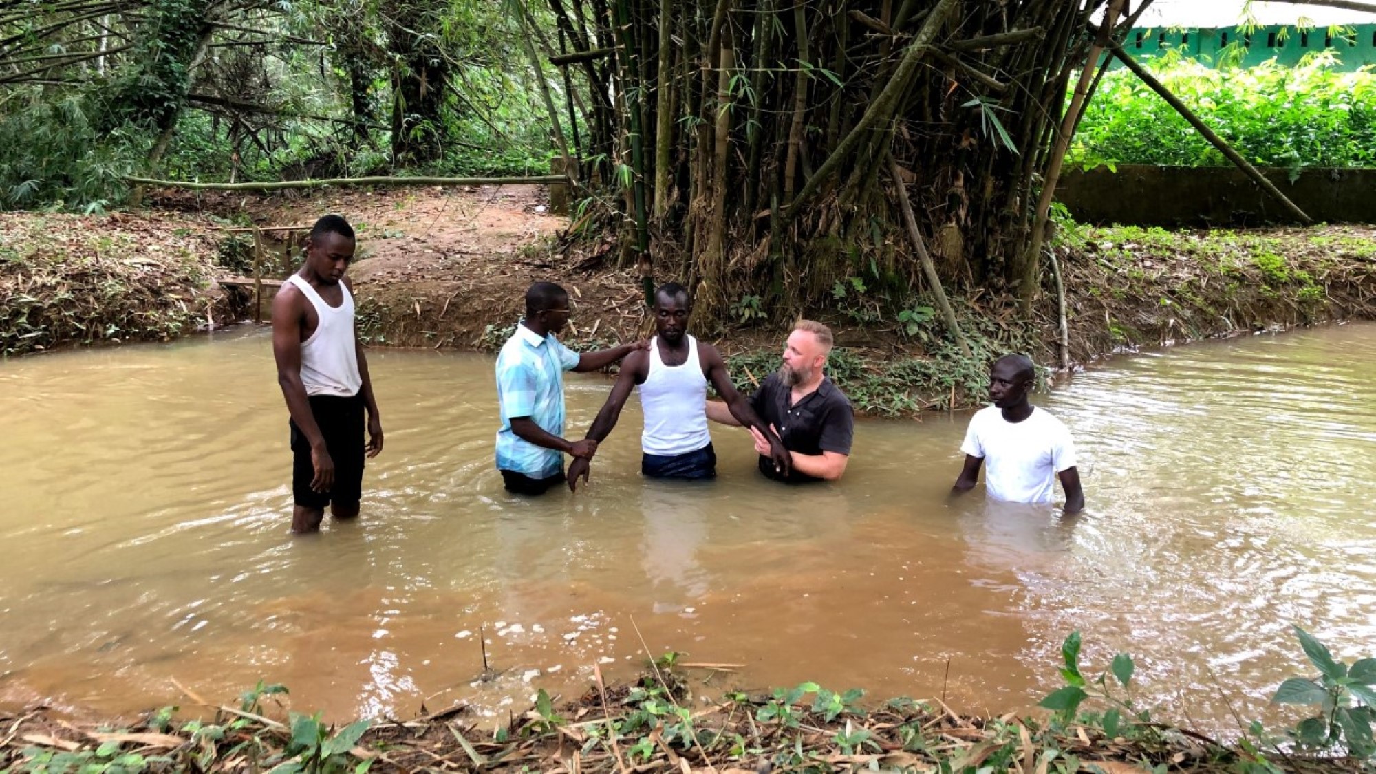 Dåp i regnskogen i Abidjan