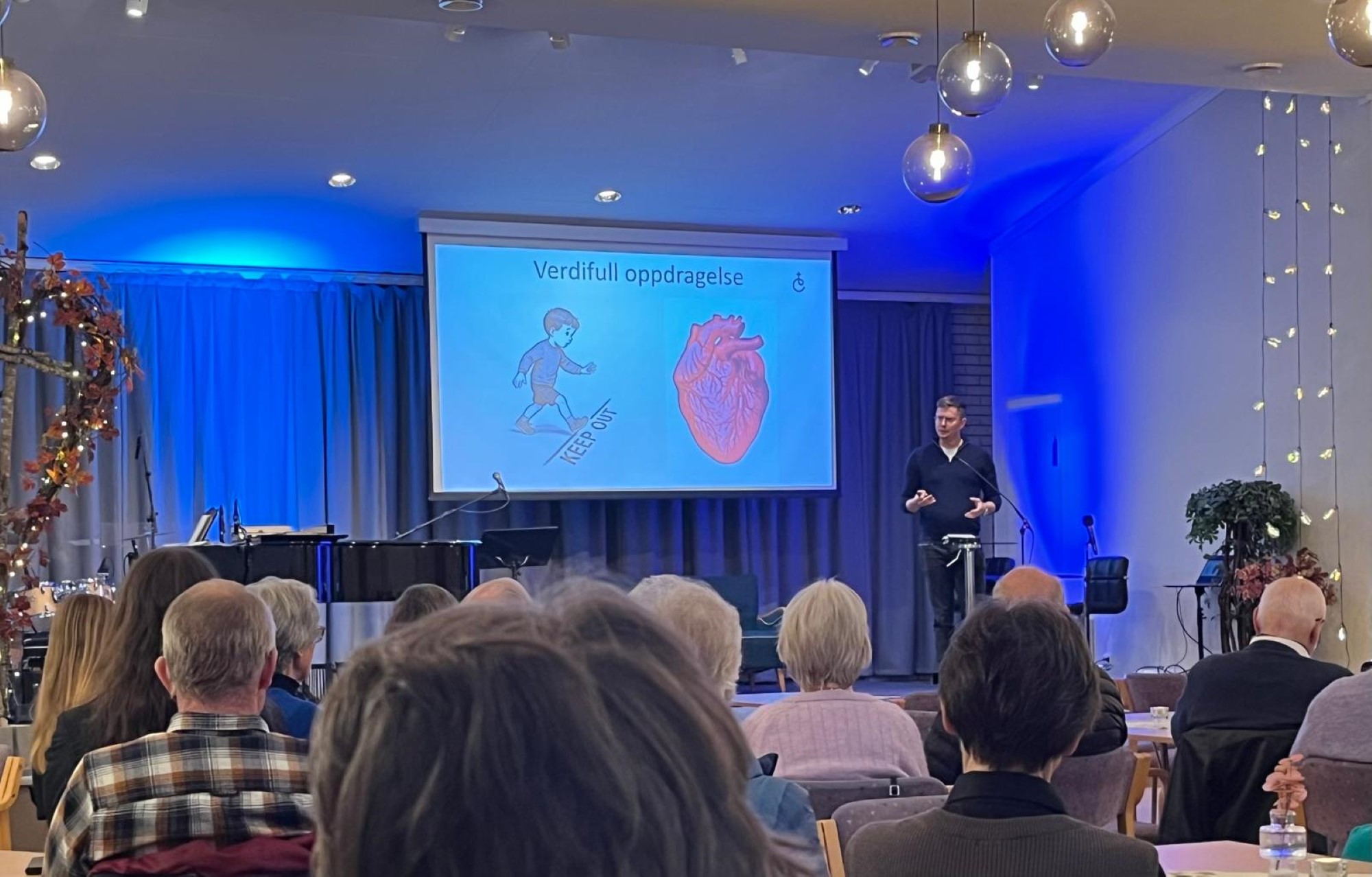 Bildet viser Steffen Stensland som taler til forsamlingen.