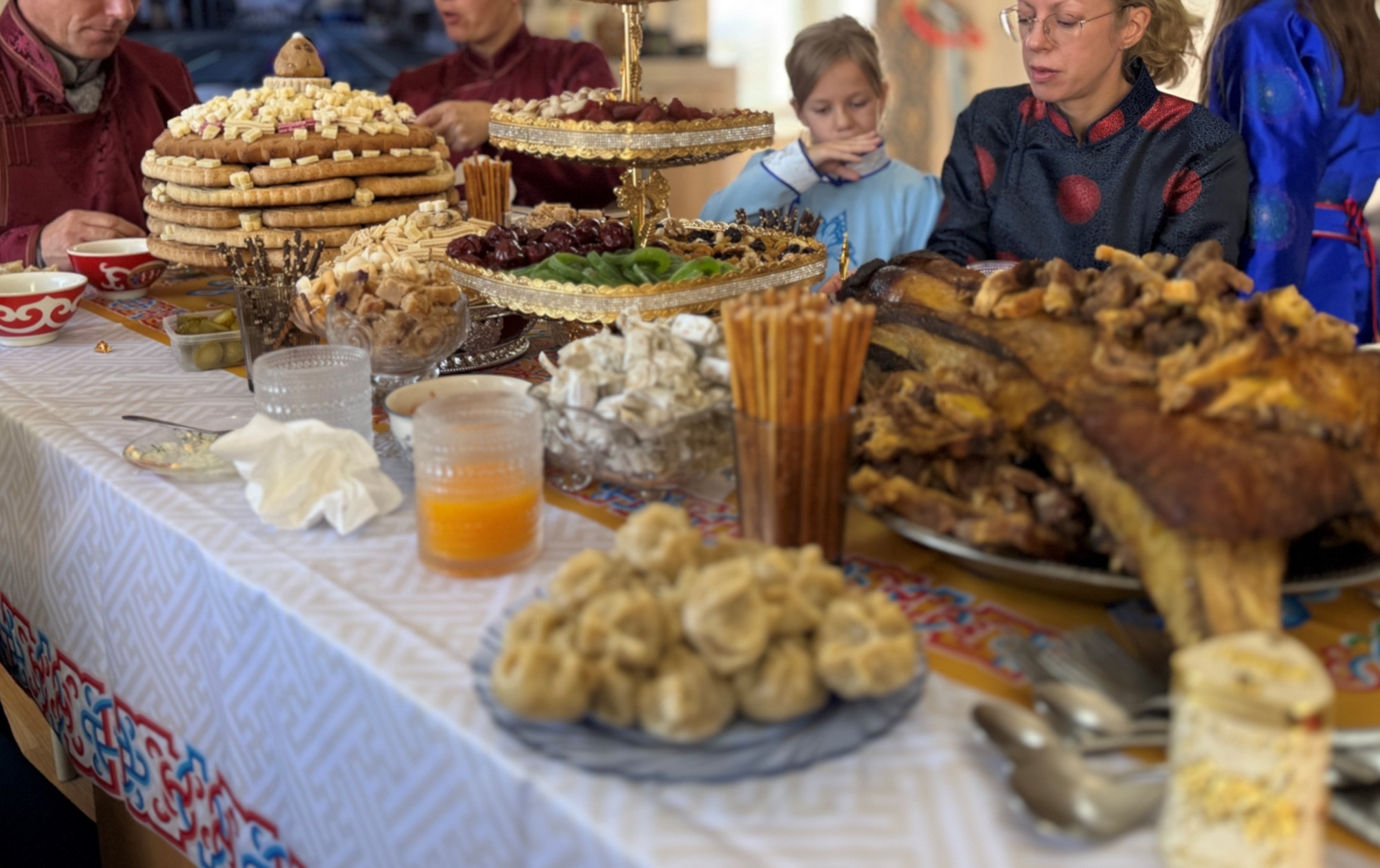 Matbord under Tsagaan sar besøk. Tradisjonell mat