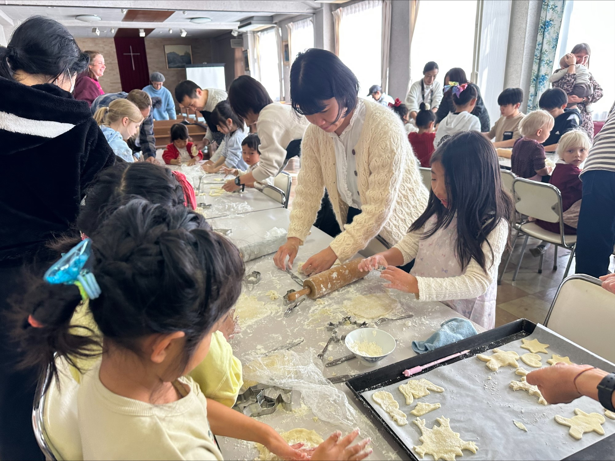 Barn og voksne baker julekaker