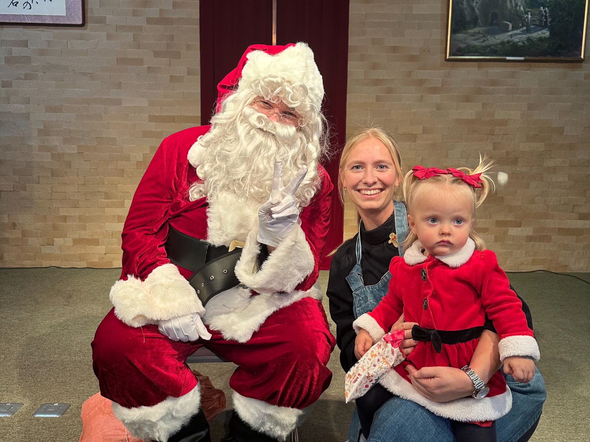 Julenisse, en voksen kvinne med et barn på fanget