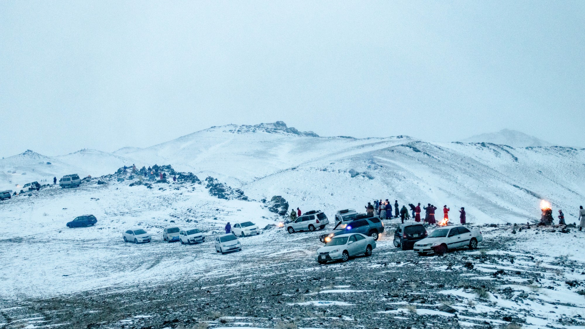 Biler parkert på snødekt fjell