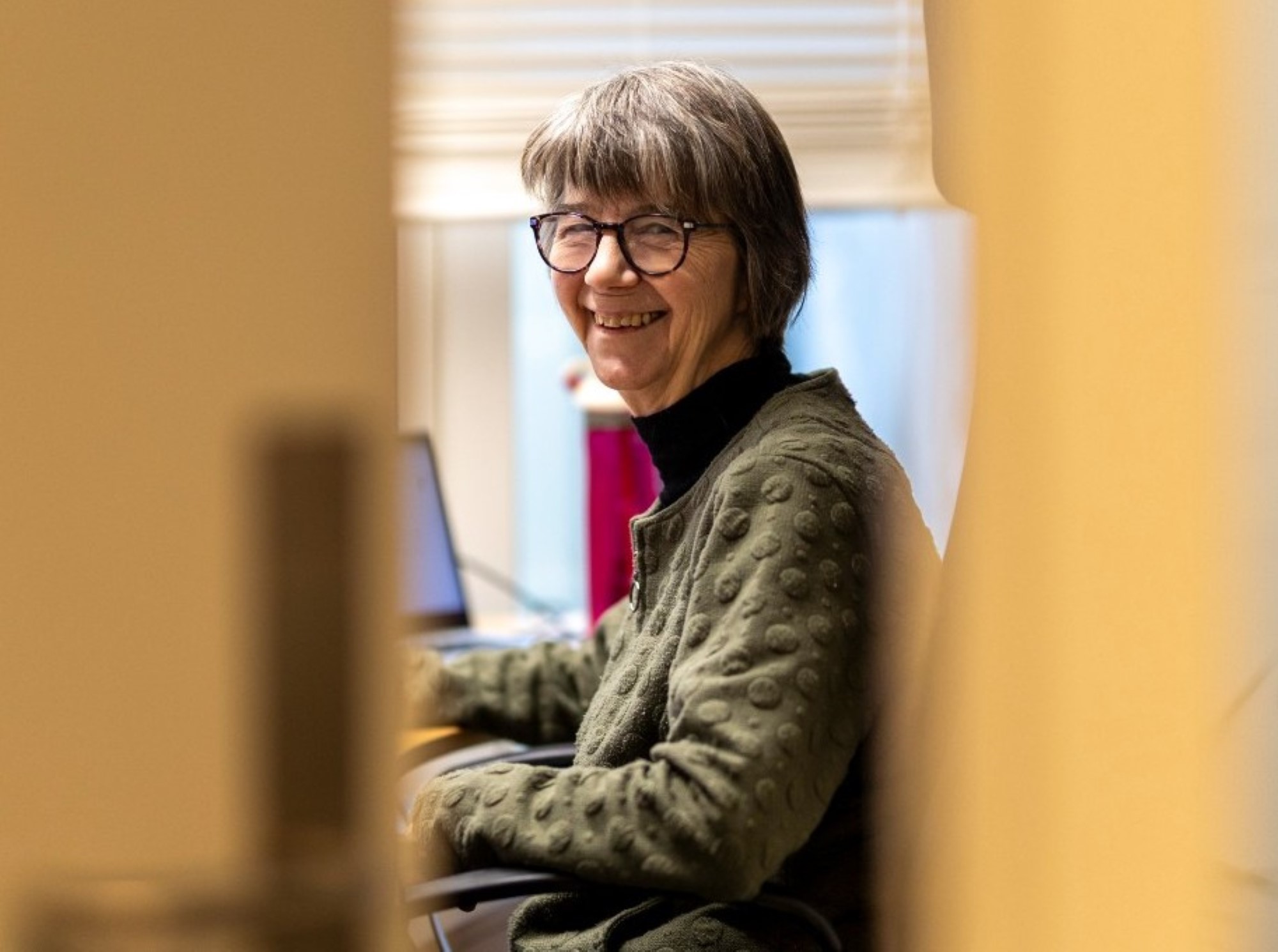 Kirsten ved skrivebordet