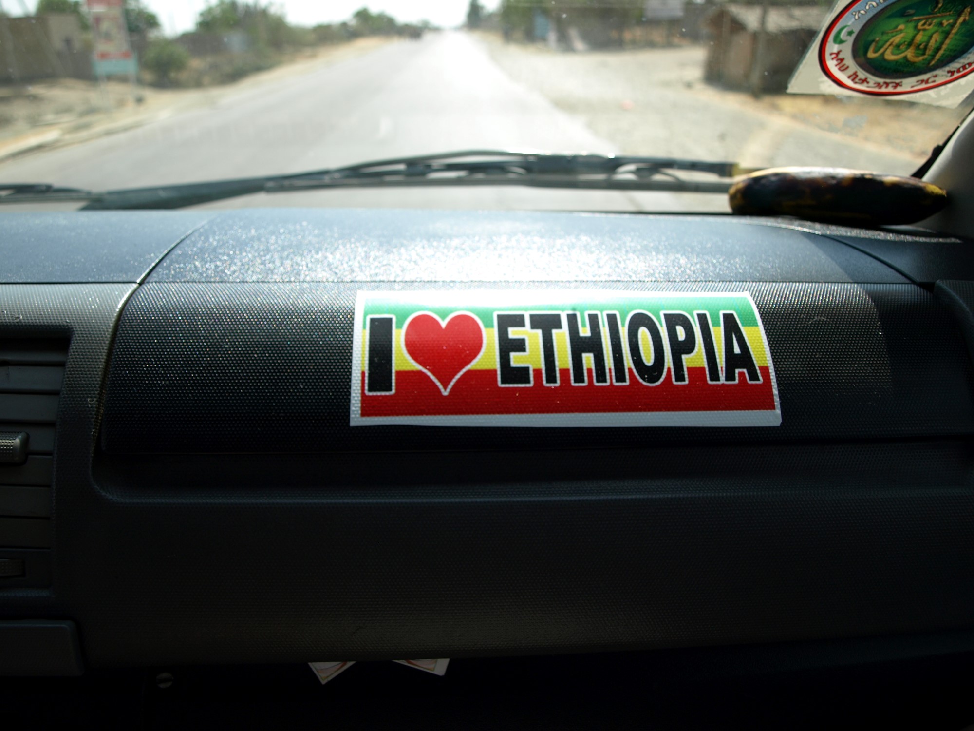 Bilde av dashbord i bil med "I love Ethiopia".
