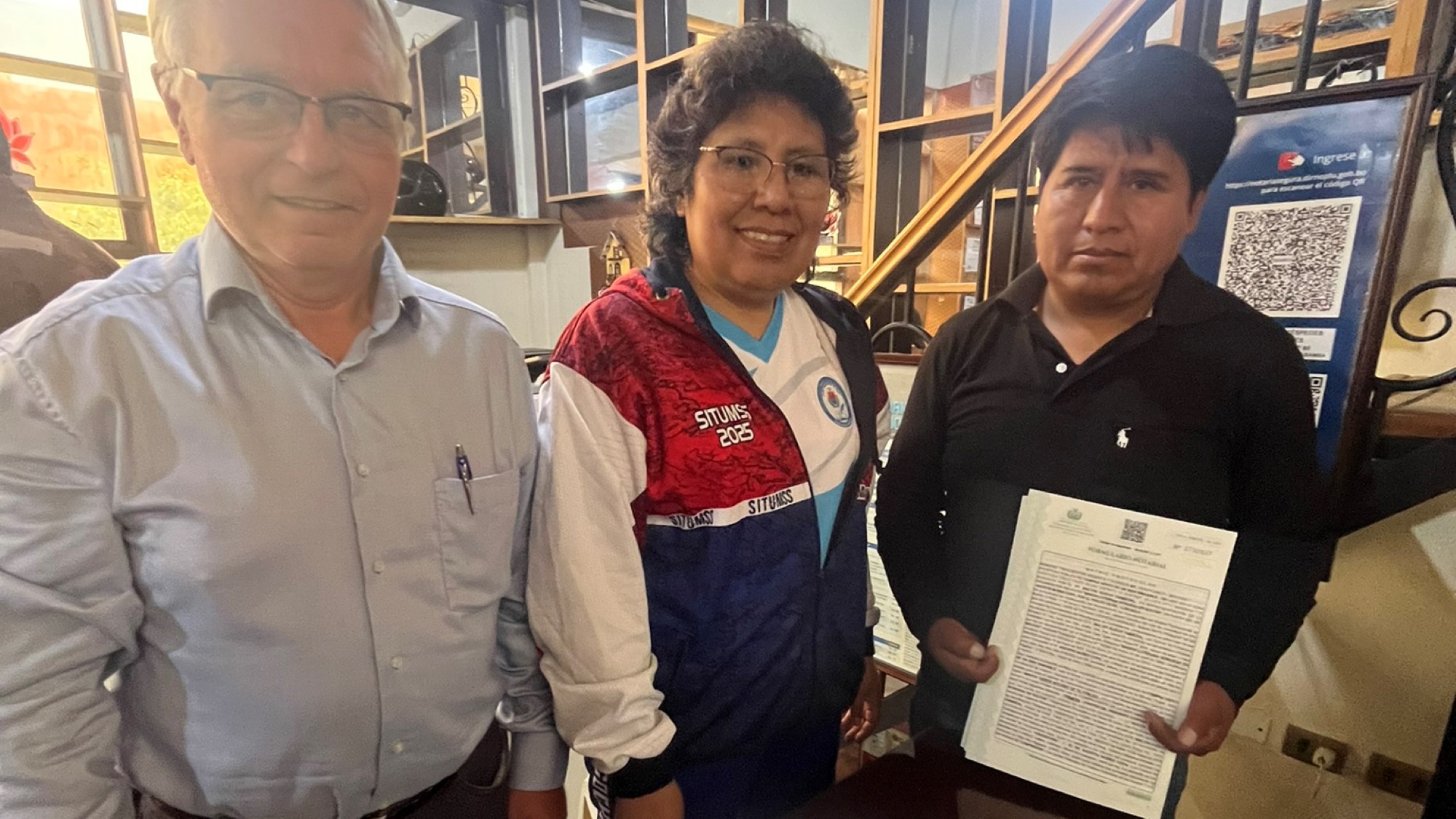 F.v. Malvin Ommedal, notaria Tatiana Cespedes og kjøpar Augustin Muñes