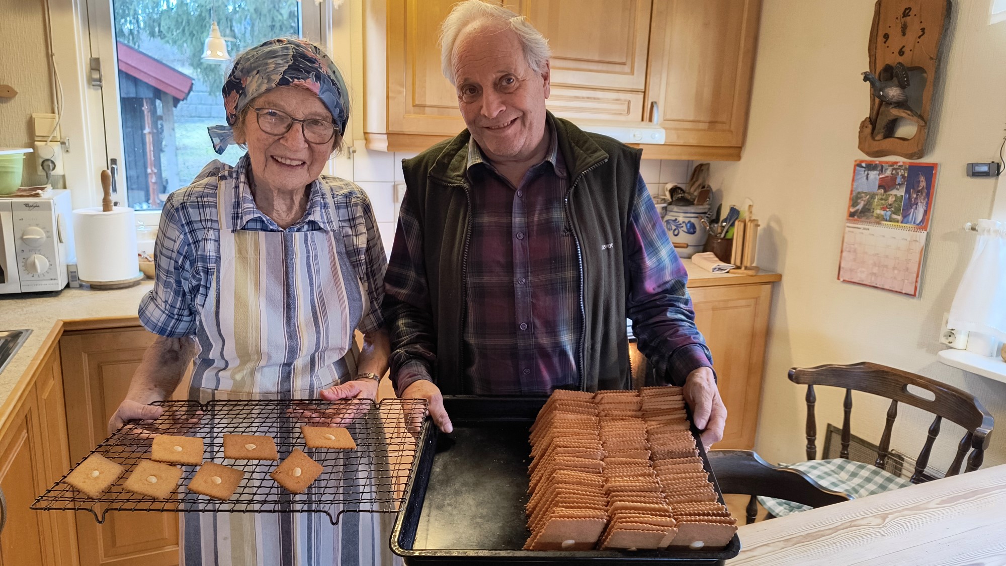 Gunvor og Kristian står med et brett sirupsnipper.