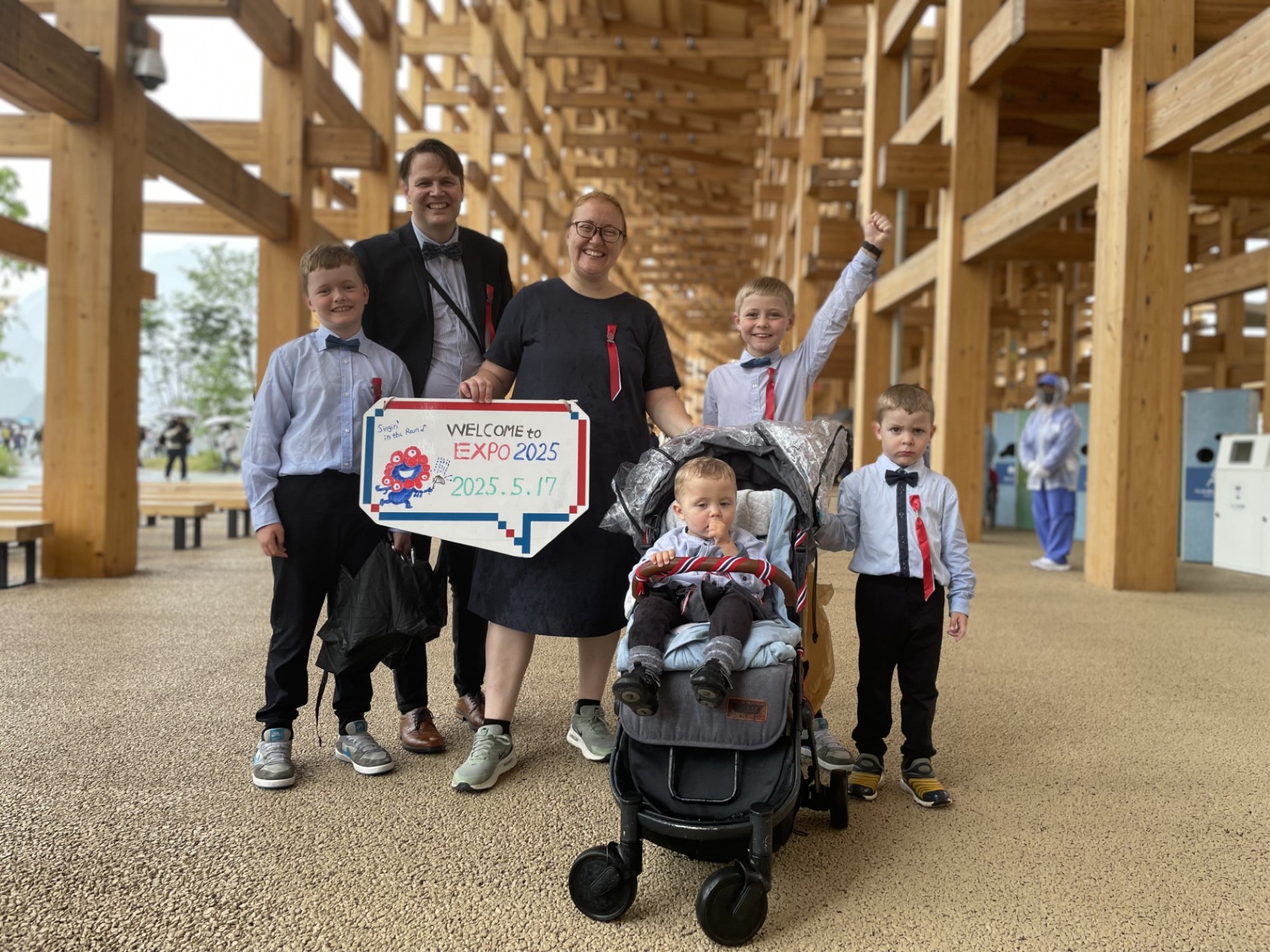 Festkledd norsk familie med fire gutter på 17. mai