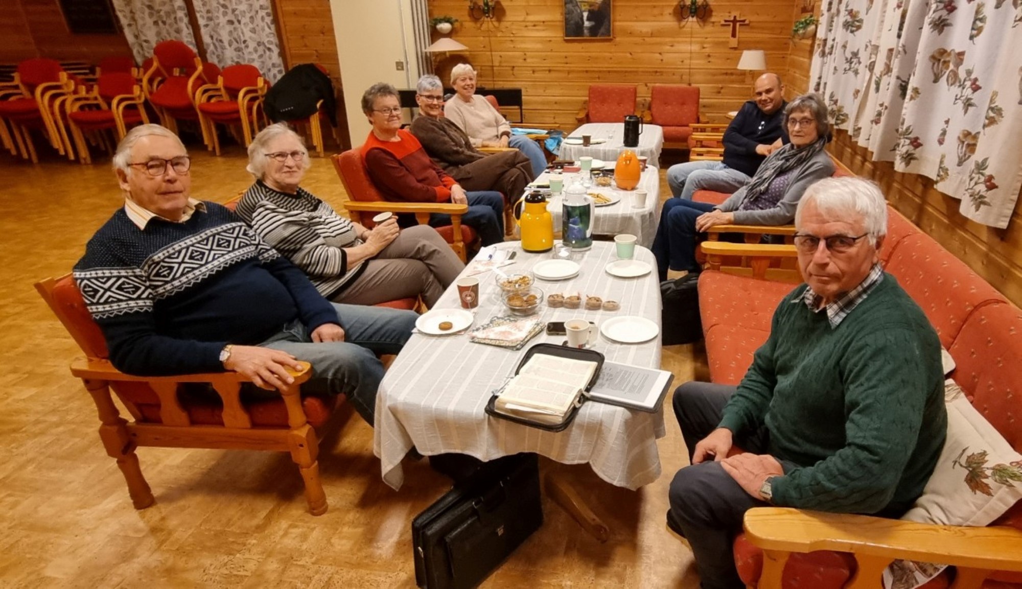 Flere folk rundt bord