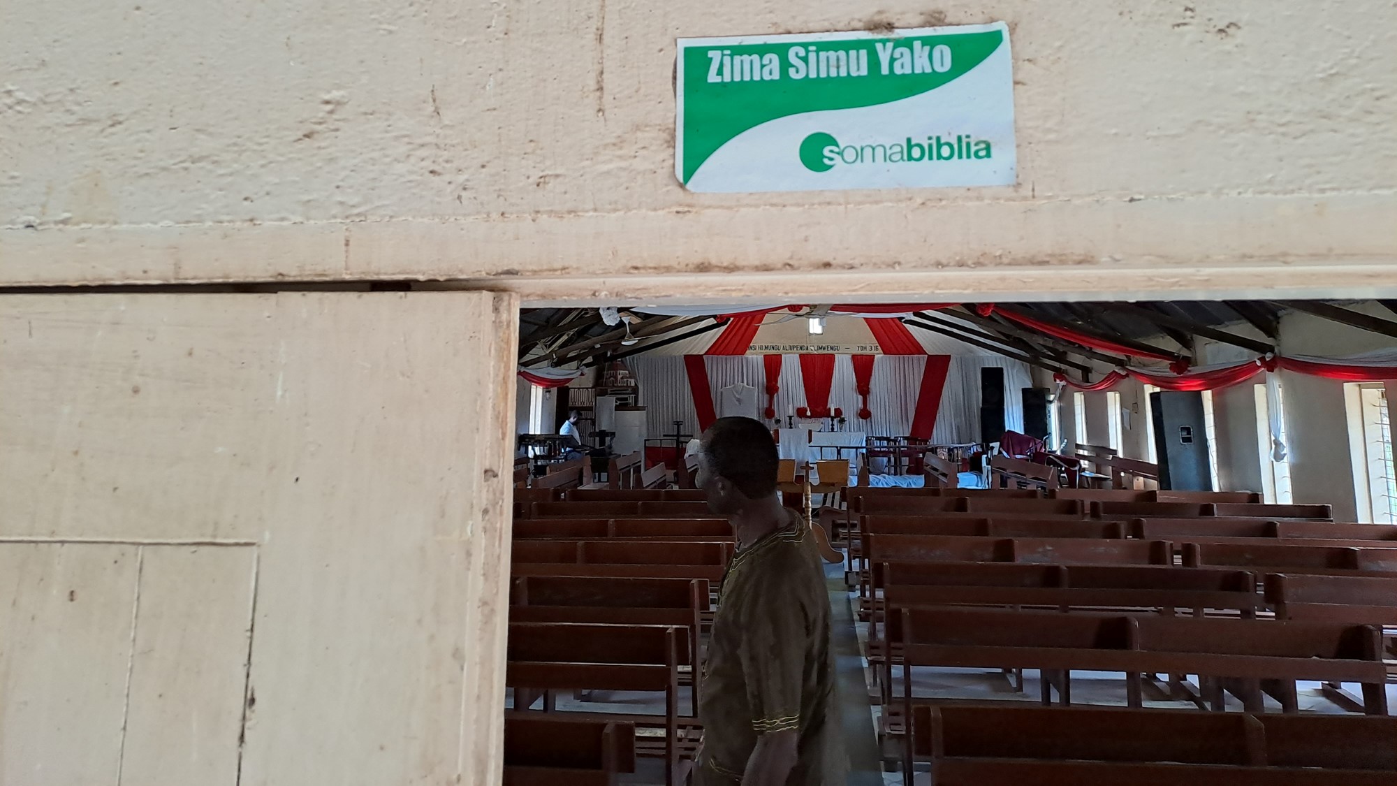 På vei inn i det gamle kirkebygget står det: «Zima simu yako – Soma Biblia». Oversatt: «Slå av telefonen din – les Bibelen».