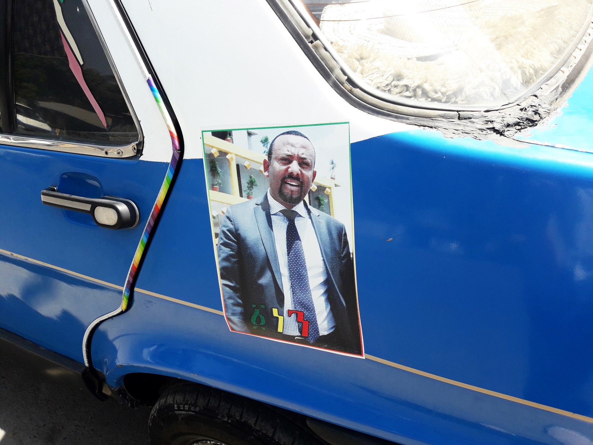 Bil med plakat av statsministeren