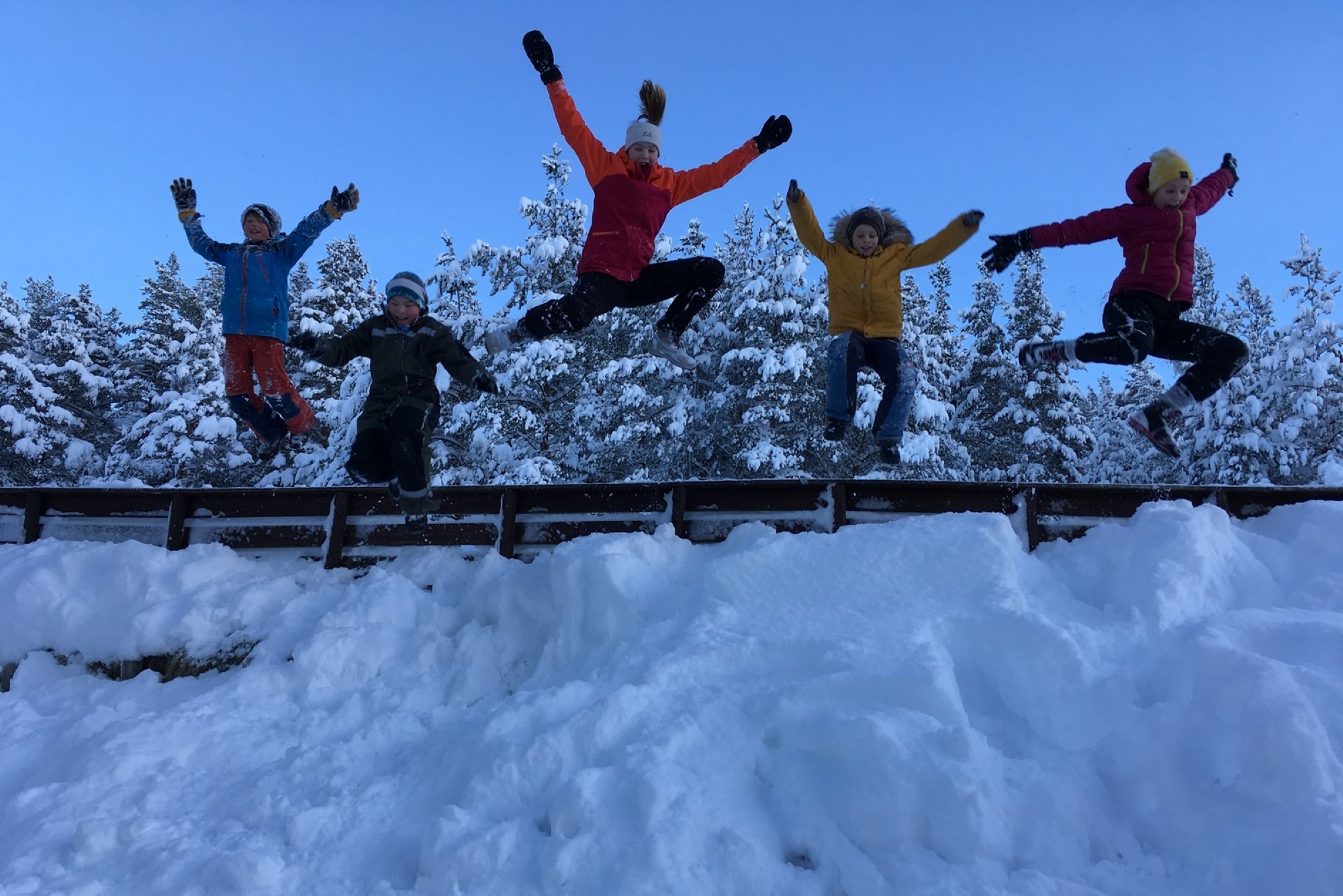 Barn leker i snøen